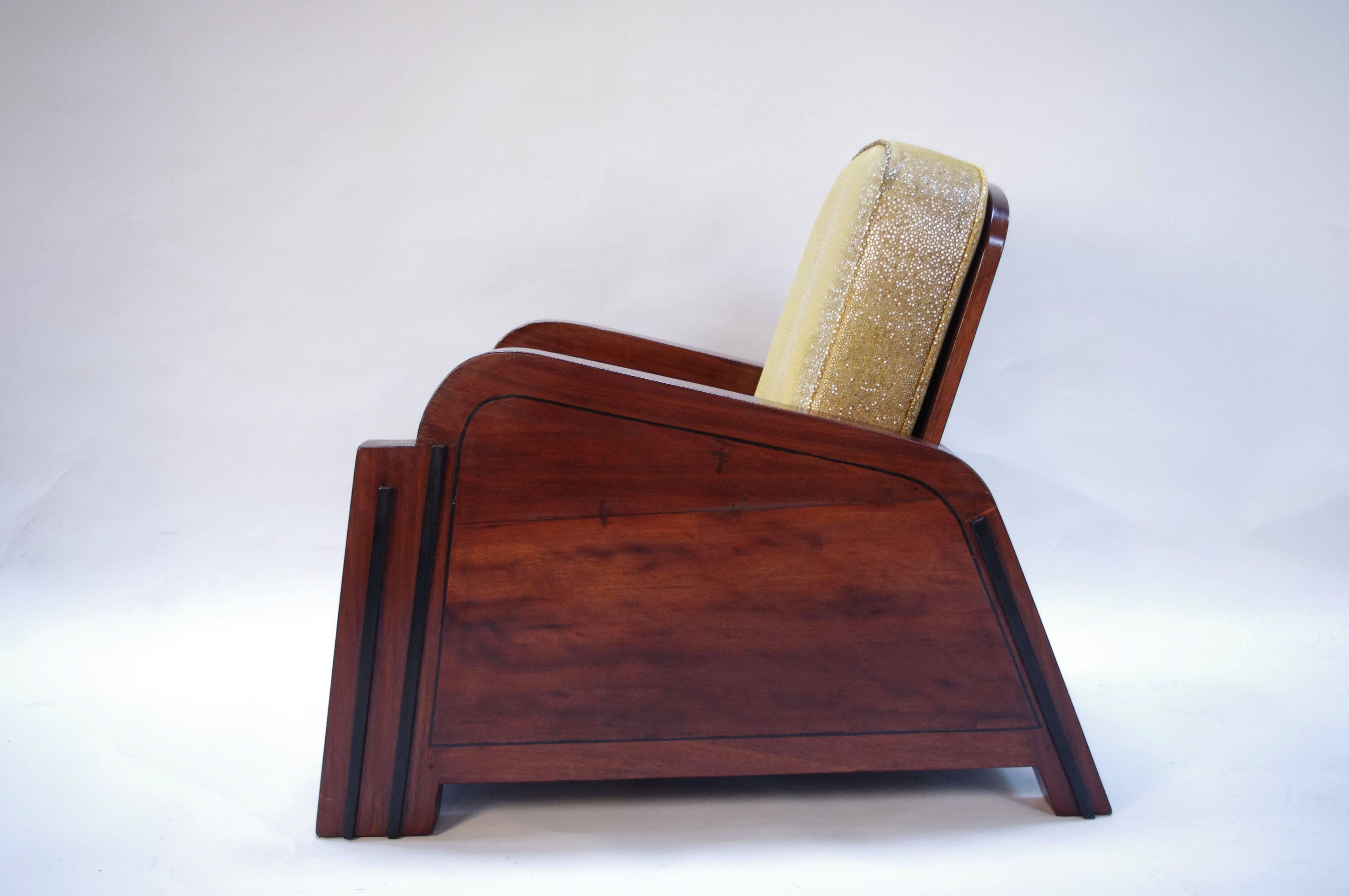 Paire de fauteuils art déco en bois exotique avec motifs en marqueterie de papillons à l'avant . Tissu en imitation Sharksin doré.
Œuvre de la période Art déco, 1920-30.