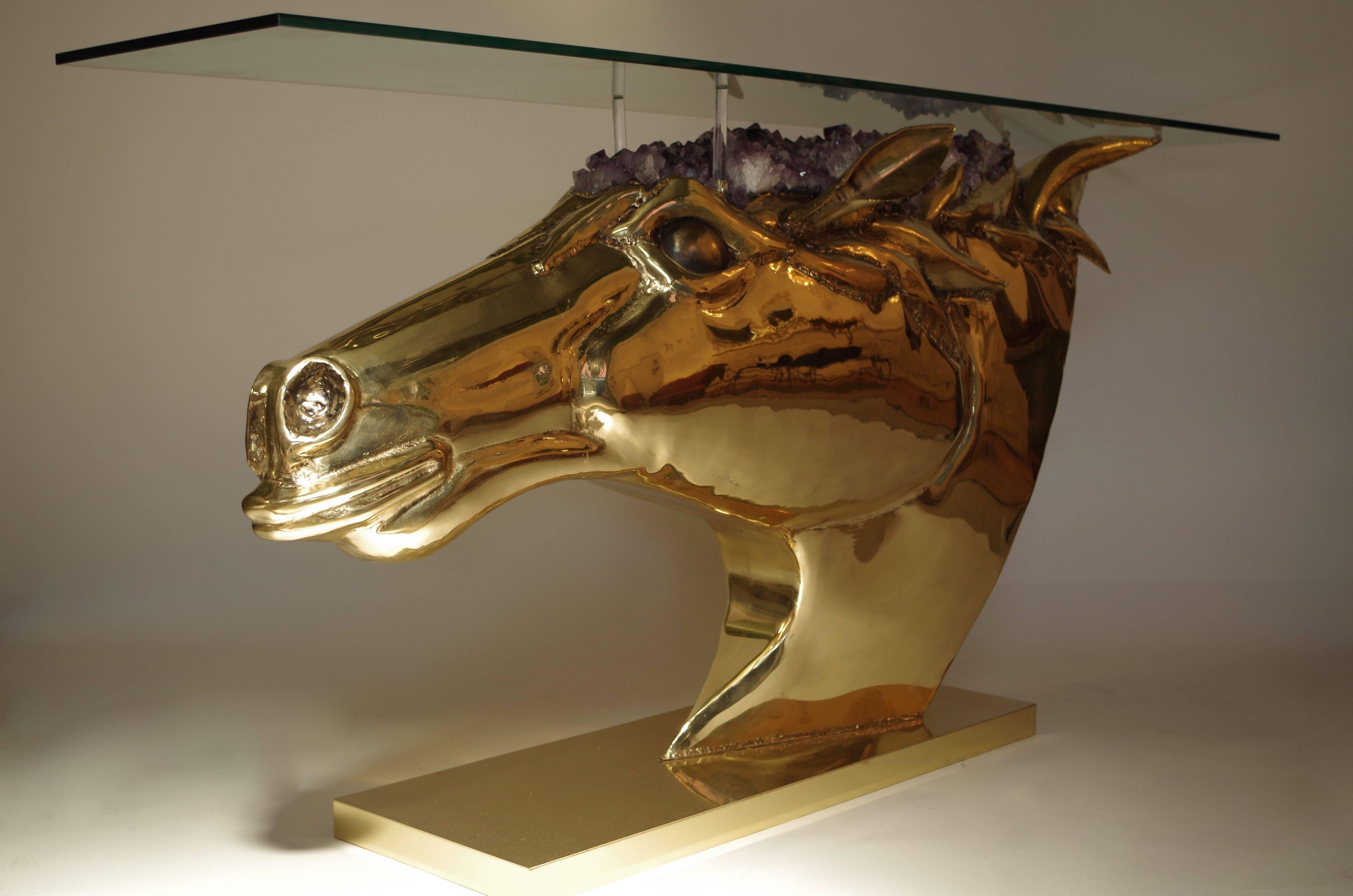 Horse head in gilt brass and amethyst
Transparent glass top
Signed Duval BRASSEUR
Work circa 1970-1980.

 