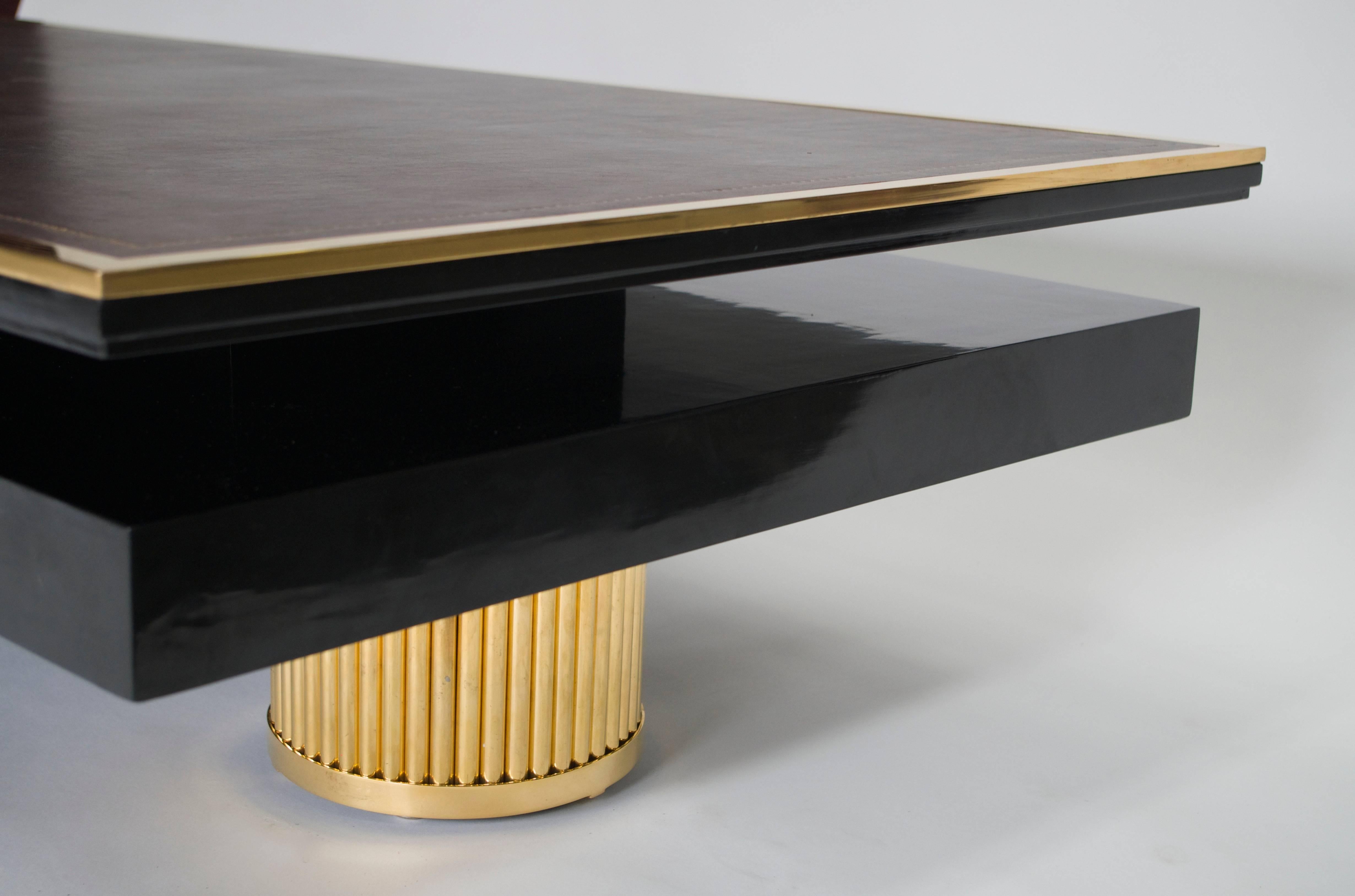 Modern Great Black Lacquer Coffee Table with Brown Leather Top and Gilt Brass