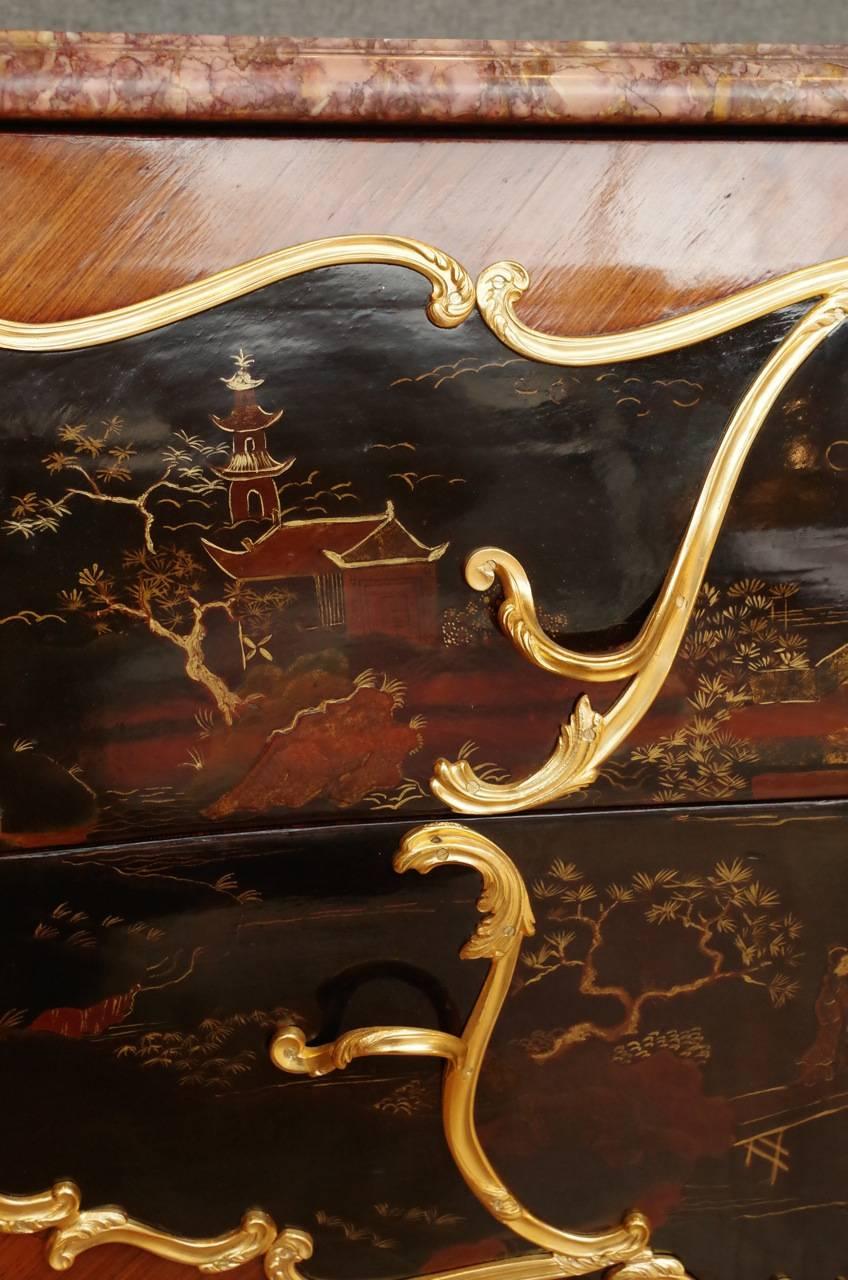 Louis XV style bulged commode in marquetry with marble top, two longs drawers in facade and resting on four cabriole legs.
Three lacquer panels (one in facade, two on each side) decorated in the asiatic - chinese style with landscapes and figures,