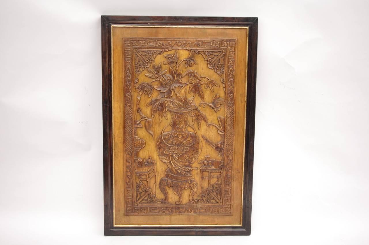 Pair of wood panel bas-relief representing a vase filled with flowers and next to side tables, the whole ensemble in an openwork Asiatic style frame.
Wood panels framed with a darker wood.
Chinese work, late 19th century.
