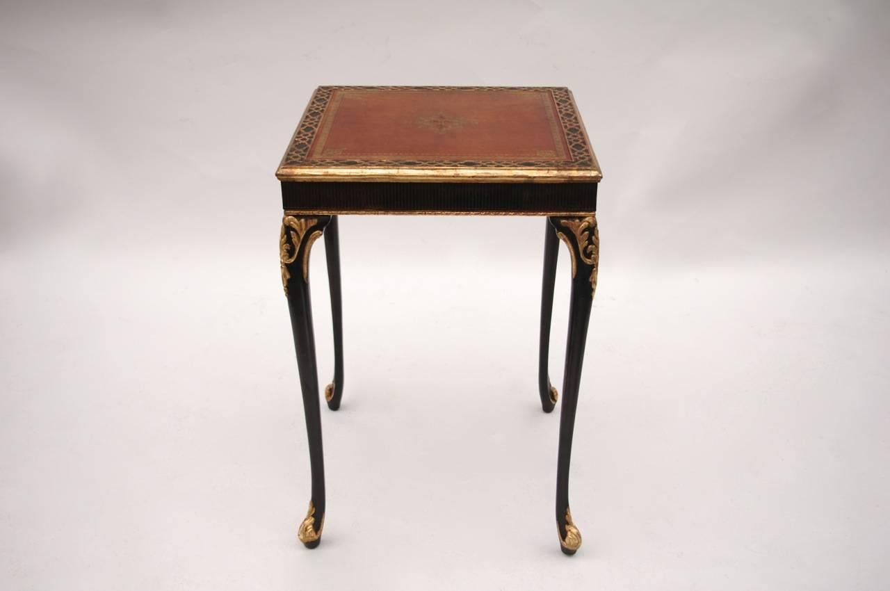 Work from North America, circa 1950.
Louis XV style.
Brown leather top.
Curved feet.
Black lacquer with gilt highlights.