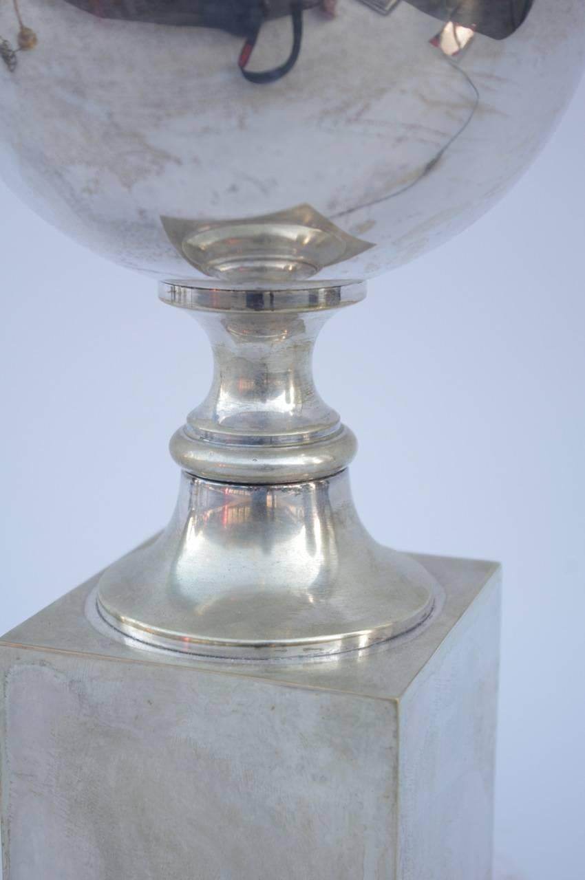 Great silvered brass lamp standing on a cubic base and with a sphere shaped shaft. Galuchat lampshade.
Work from the 1960s.

New and functional electric system.