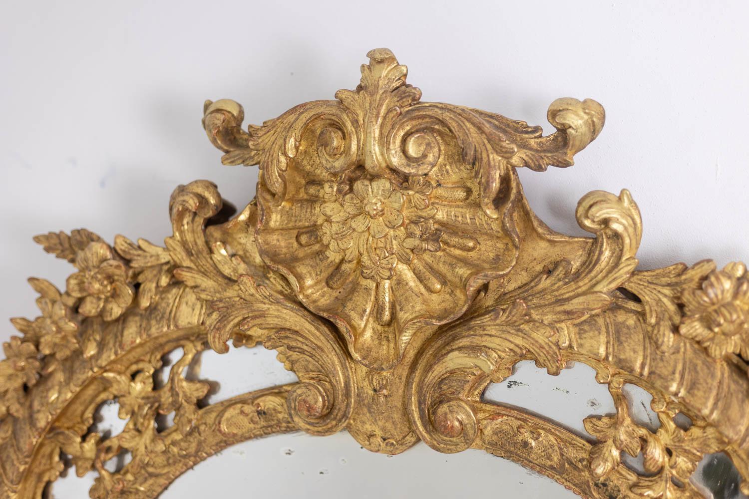 Francese Mayfair. Grande specchio con perline in stile Regency in legno intagliato. XX secolo. in vendita