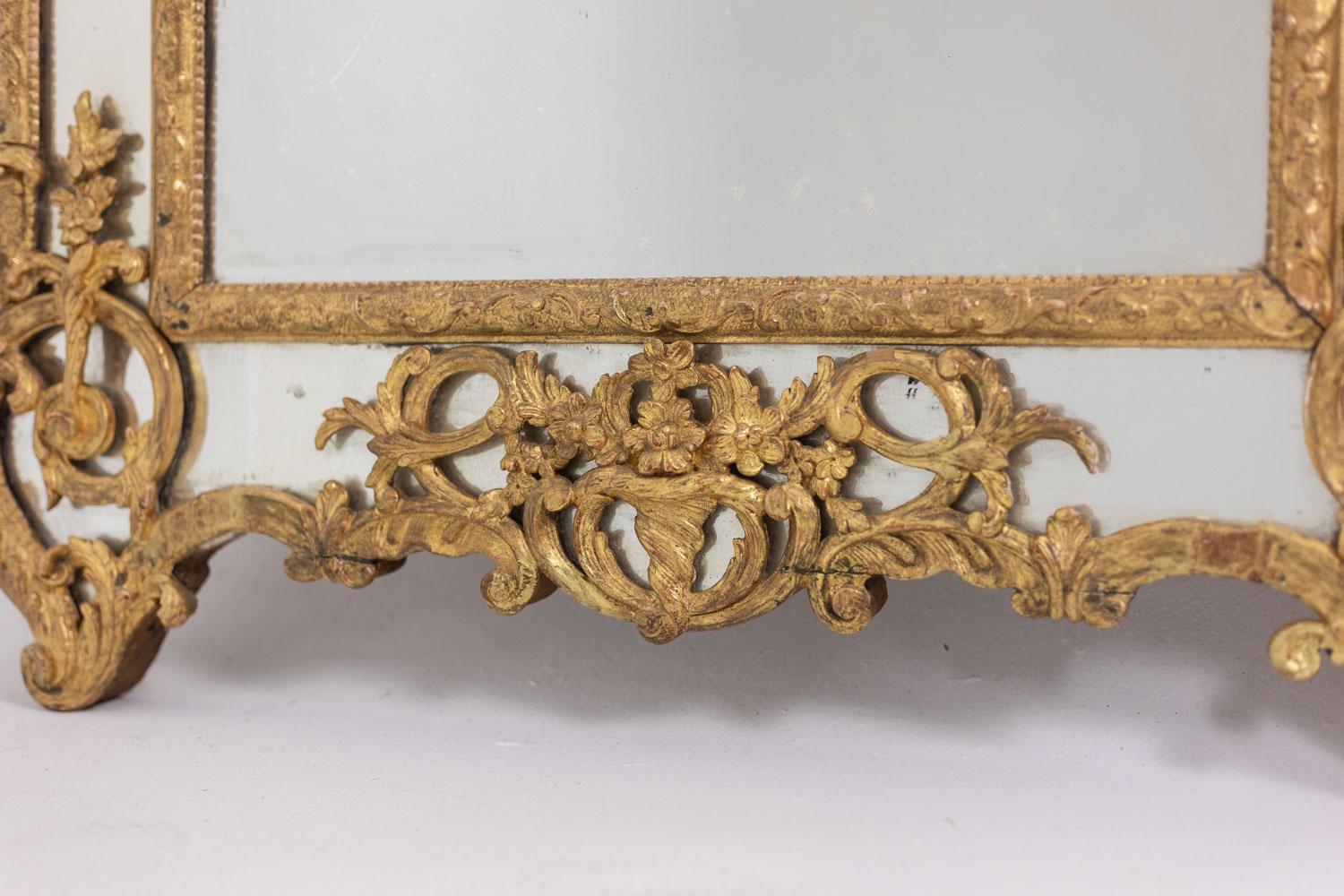 Mayfair. Grande specchio con perline in stile Regency in legno intagliato. XX secolo. In condizioni ottime in vendita a Saint-Ouen, FR