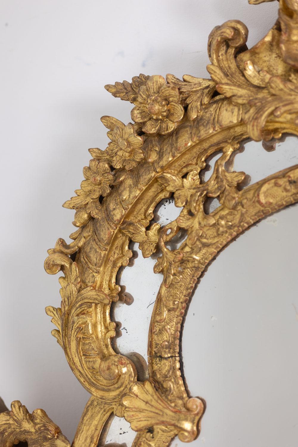 Legno Mayfair. Grande specchio con perline in stile Regency in legno intagliato. XX secolo. in vendita
