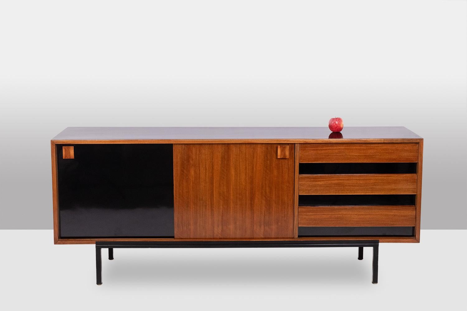 Bernard Marange.

Credenza in teak con due ante e tre cassetti.

Opera francese, circa 1960.

Dimensioni: H. H. 180 x L. 46 cm.

Riferimento: LS59281354P