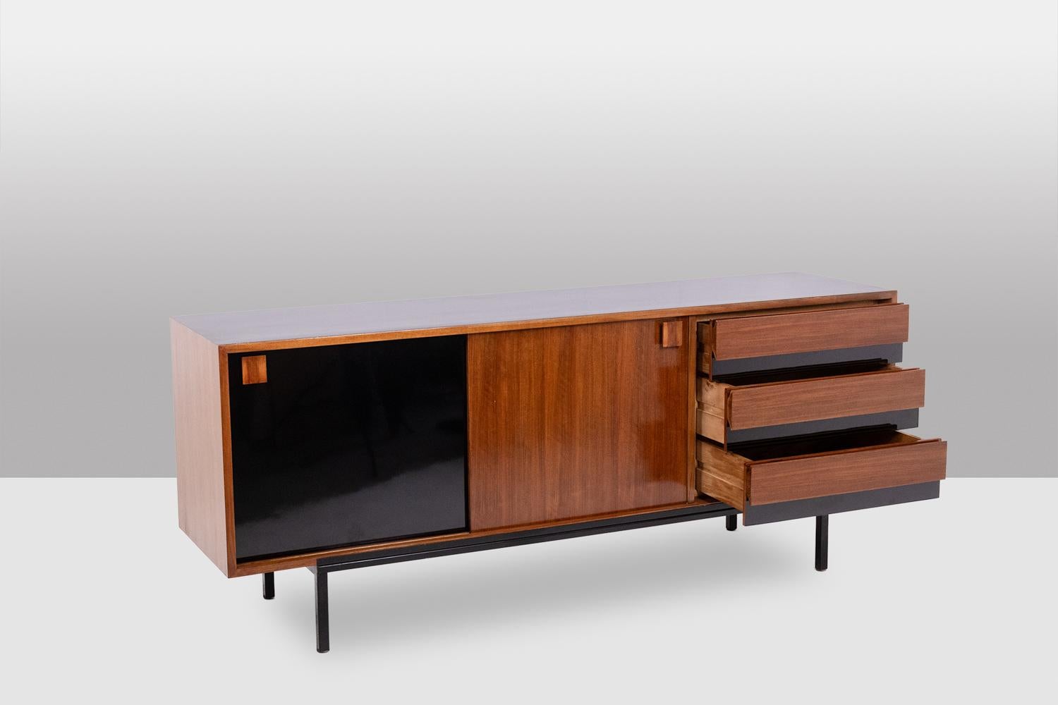 Francese Bernard Marange. Credenza in teak. Circa 1960. in vendita