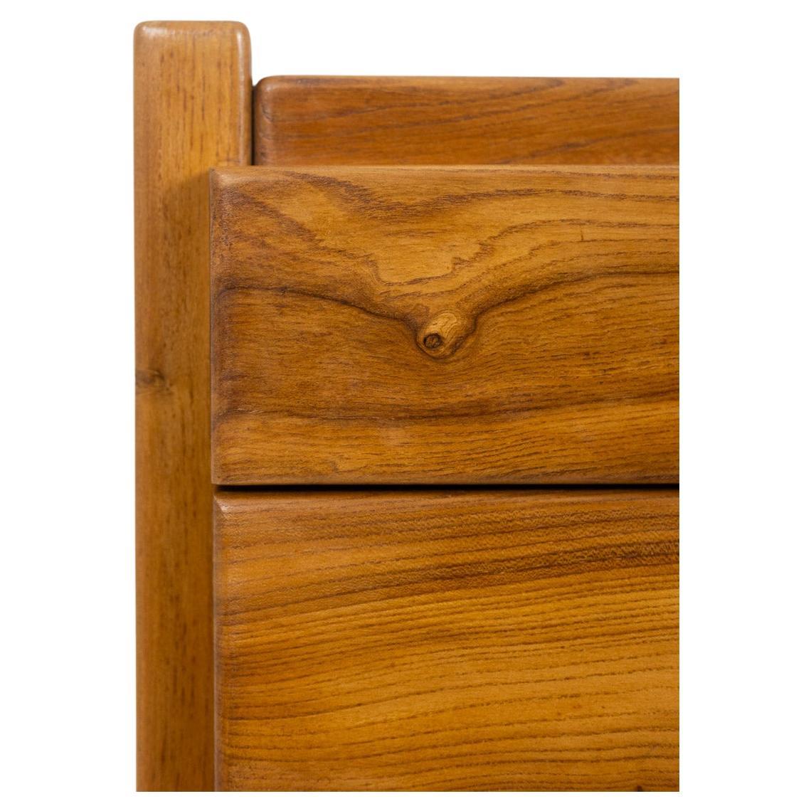Maison Regain.

Commode à 4 tiroirs en orme blond naturel.

Œuvre française réalisée vers 1970.

Dimensions : H 85 x L 120 x P 59 cm

Référence : LS6157909P