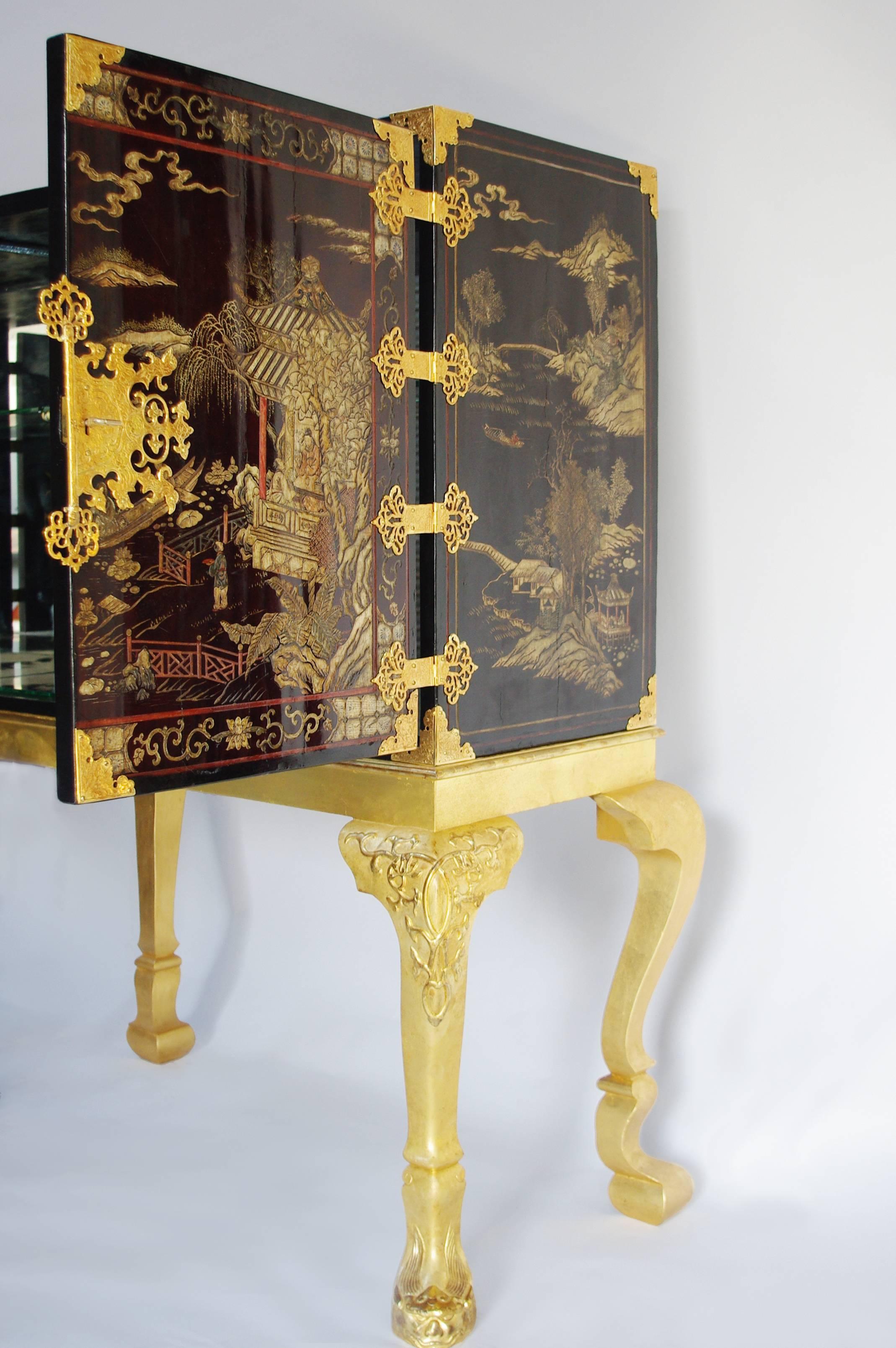 Louis XV Chinese Style Lacquered Cabinet, England, End of the 19th Century