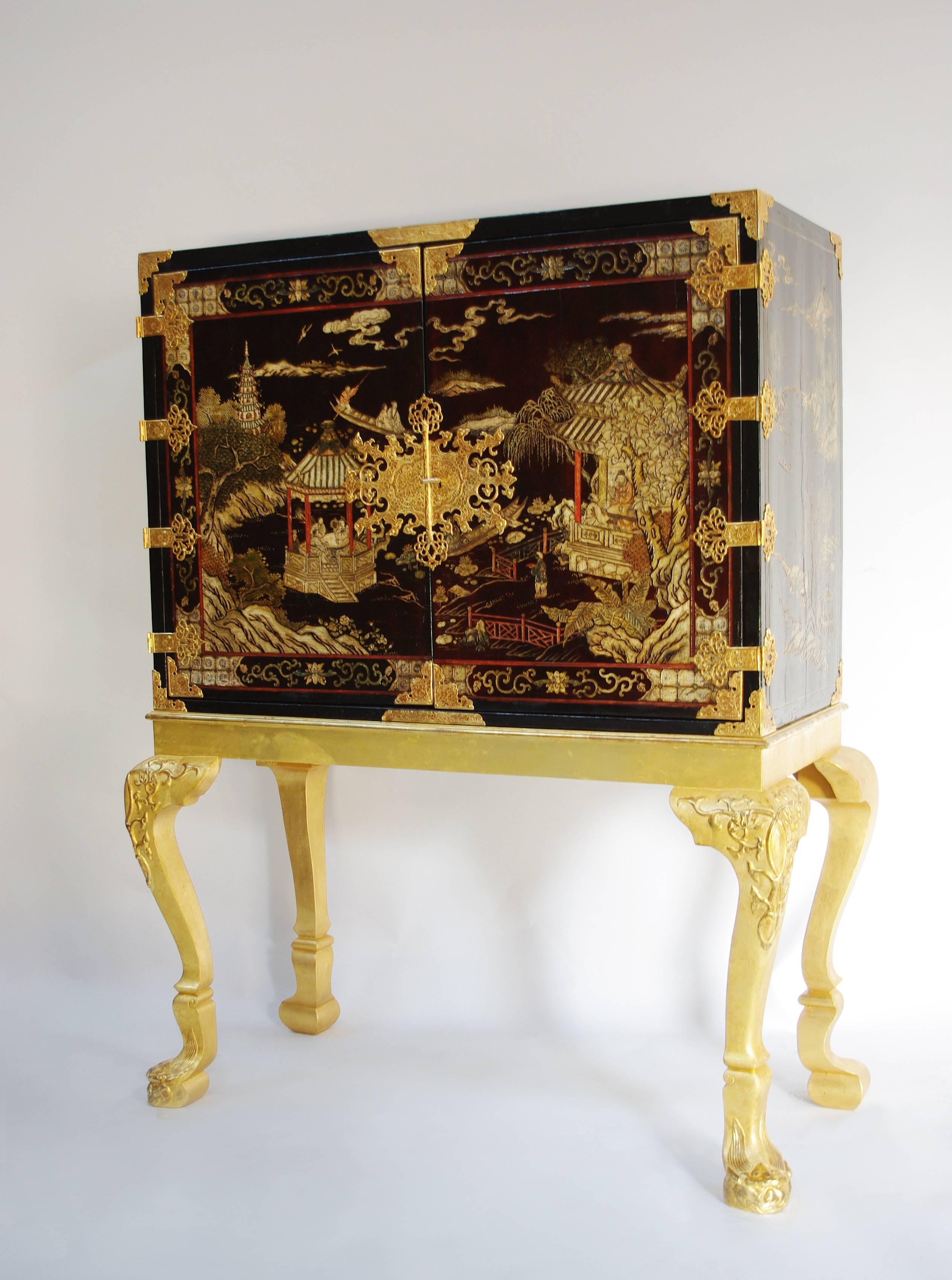 English Chinese Style Lacquered Cabinet, England, End of the 19th Century