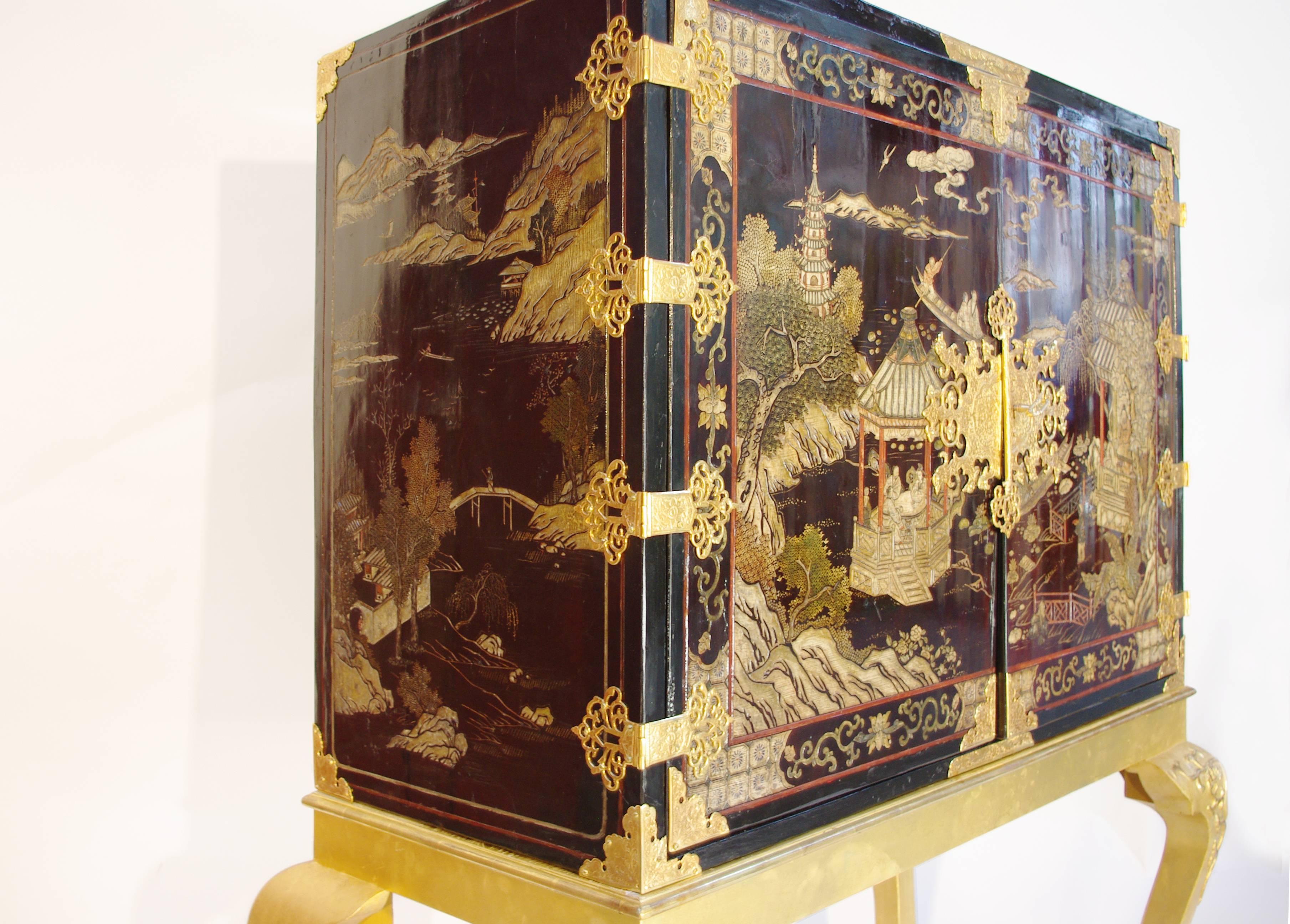 Chinese Style Lacquered Cabinet, England, End of the 19th Century In Good Condition In Saint-Ouen, FR