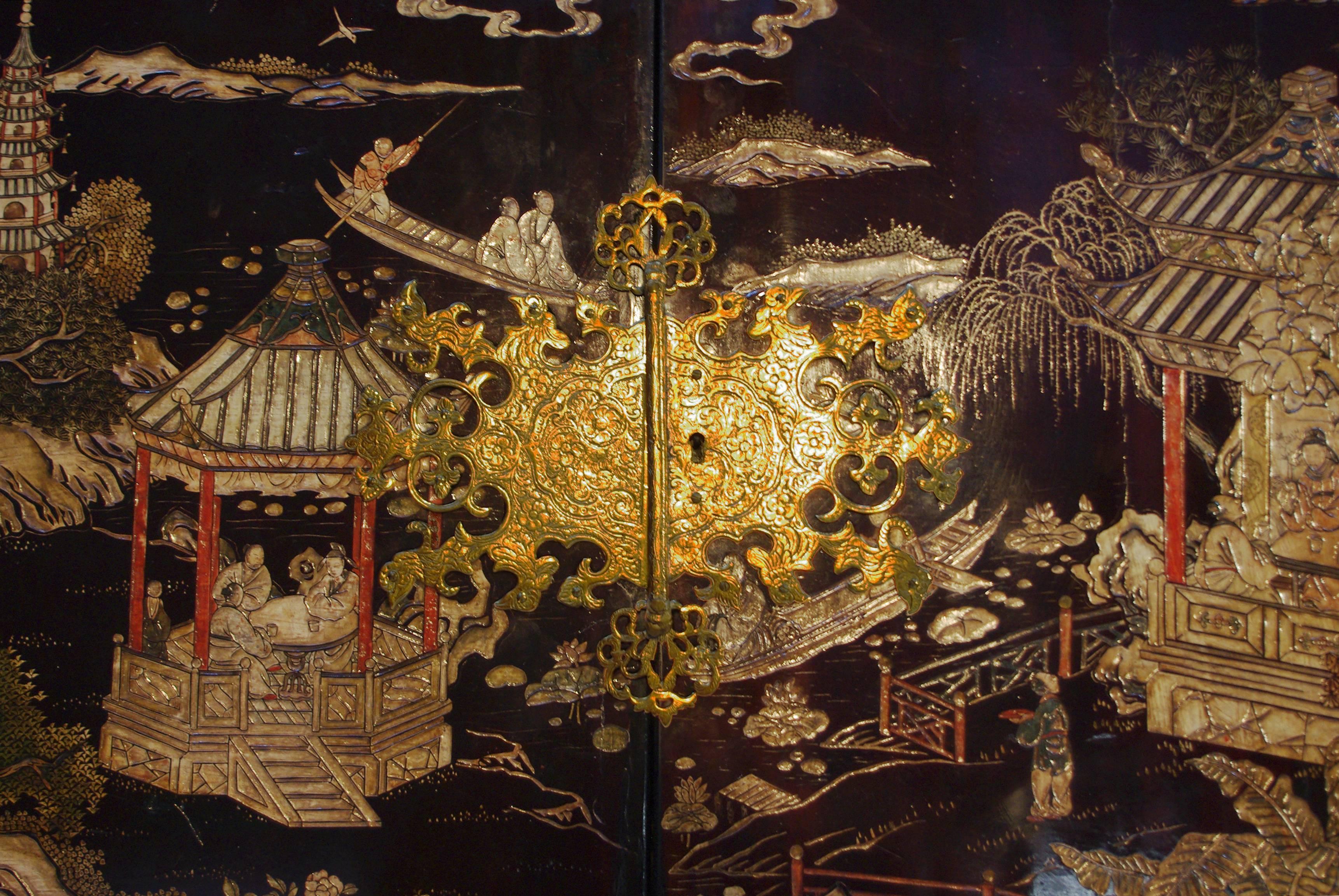 Gilt Metal Chinese Style Lacquered Cabinet, England, End of the 19th Century