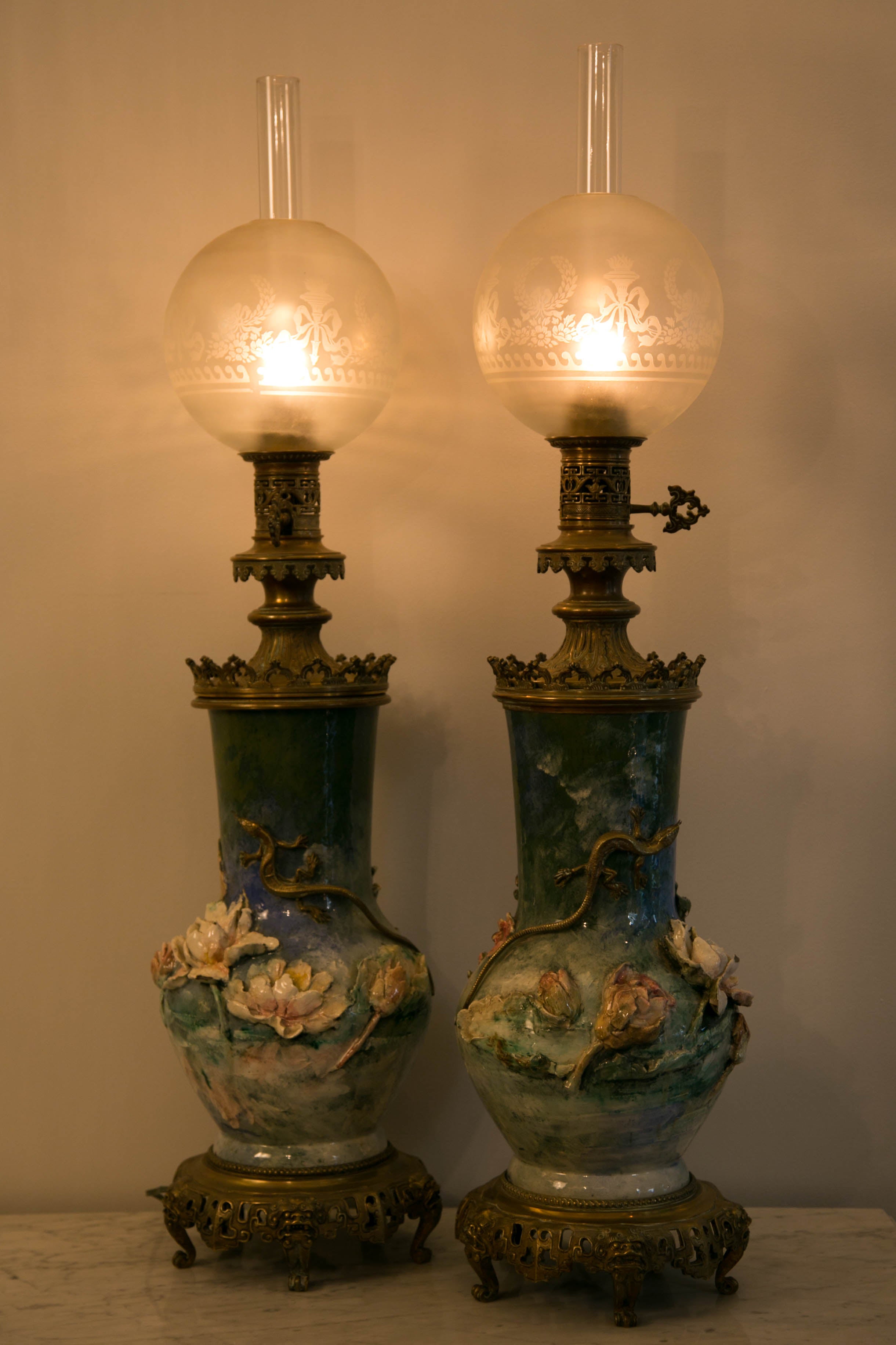 Large pair of lamps in colored barbotine with a fine lizard in bronze and flowers.
Nice bronze frame with Japonism inspiration.
Lovely colors.
By Felix Lafond at Gien,
circa 1880.