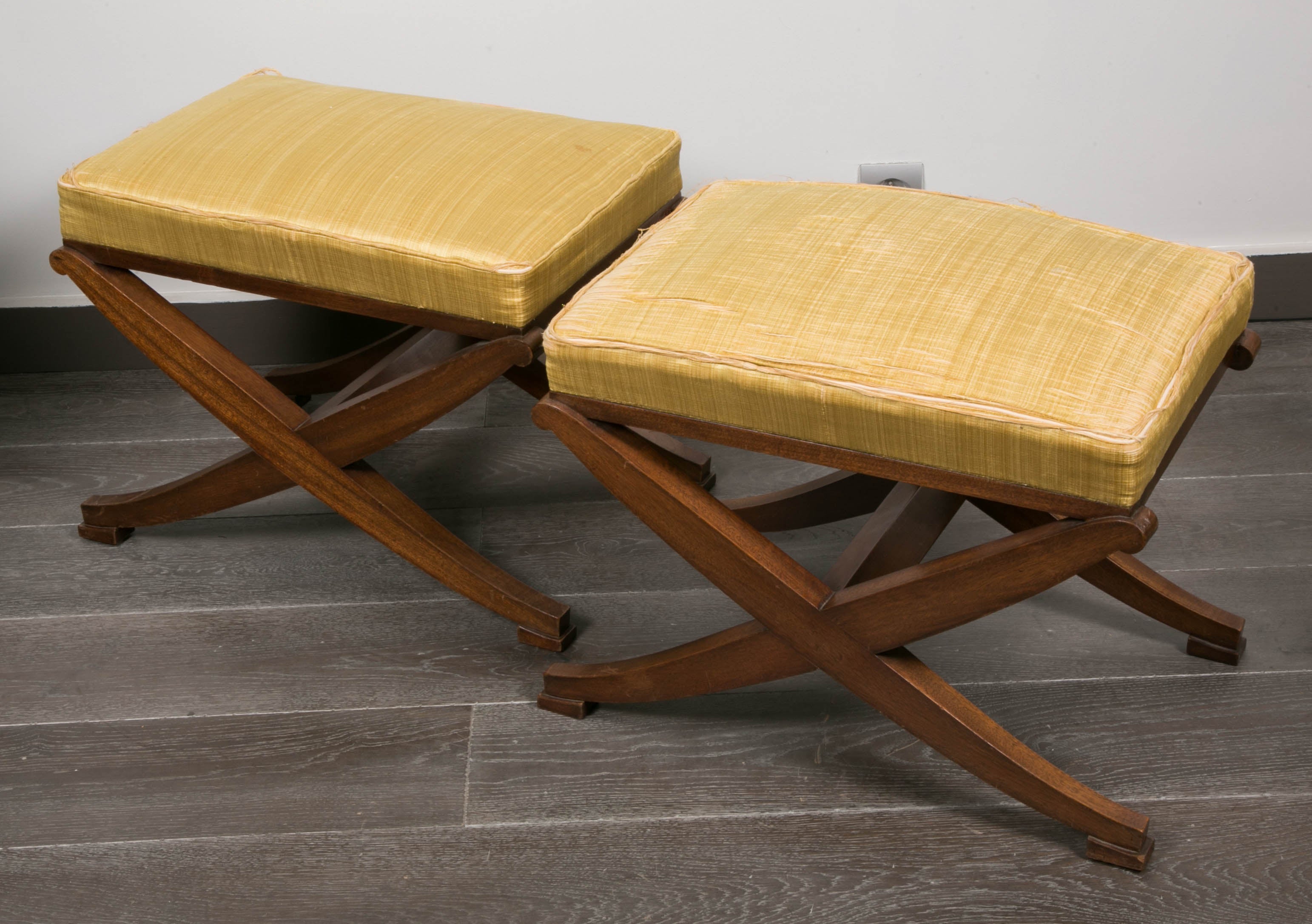 Elegant pair of stools, in original condition with wild yellow silk.
Base in rosewood, some wears.
By André Arbus.
Similar model in:
André Arbus by Yvonne Brunhammer page 367.
Collection Marcilhac, Sotheby's Mars 2014, lot 73 , one stool sold