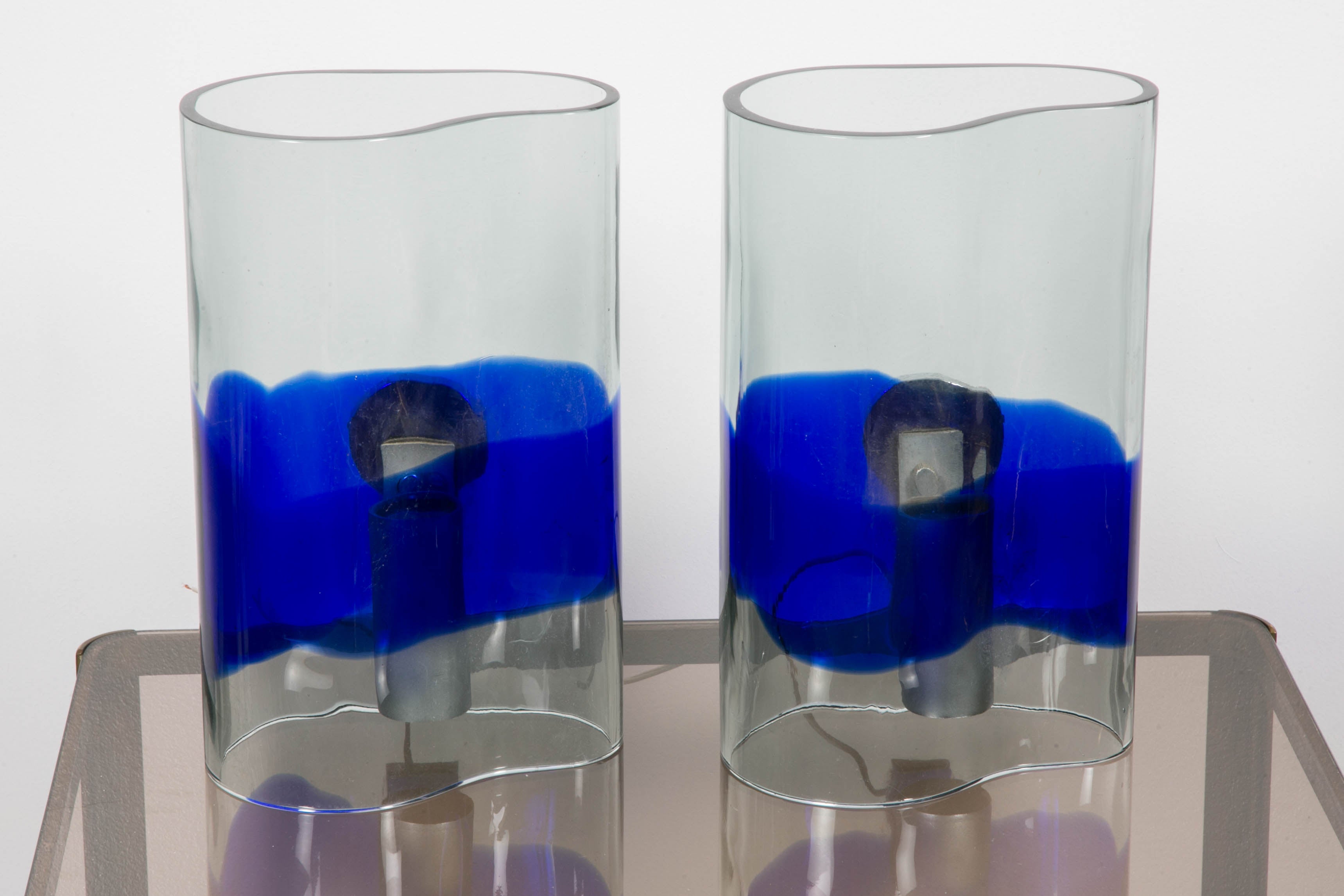 Pair of sconces in glass with a beautiful blue line.
Free shape with steel, 
circa 1960.