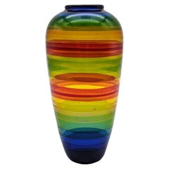 Una colorida vasija de vidrio de Kurt Wallstab de 1987