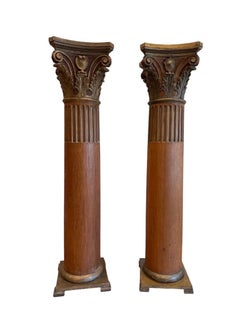 Coppia di colonne/pedane corinzie antiche in legno di Oak dorate e intagliate a mano