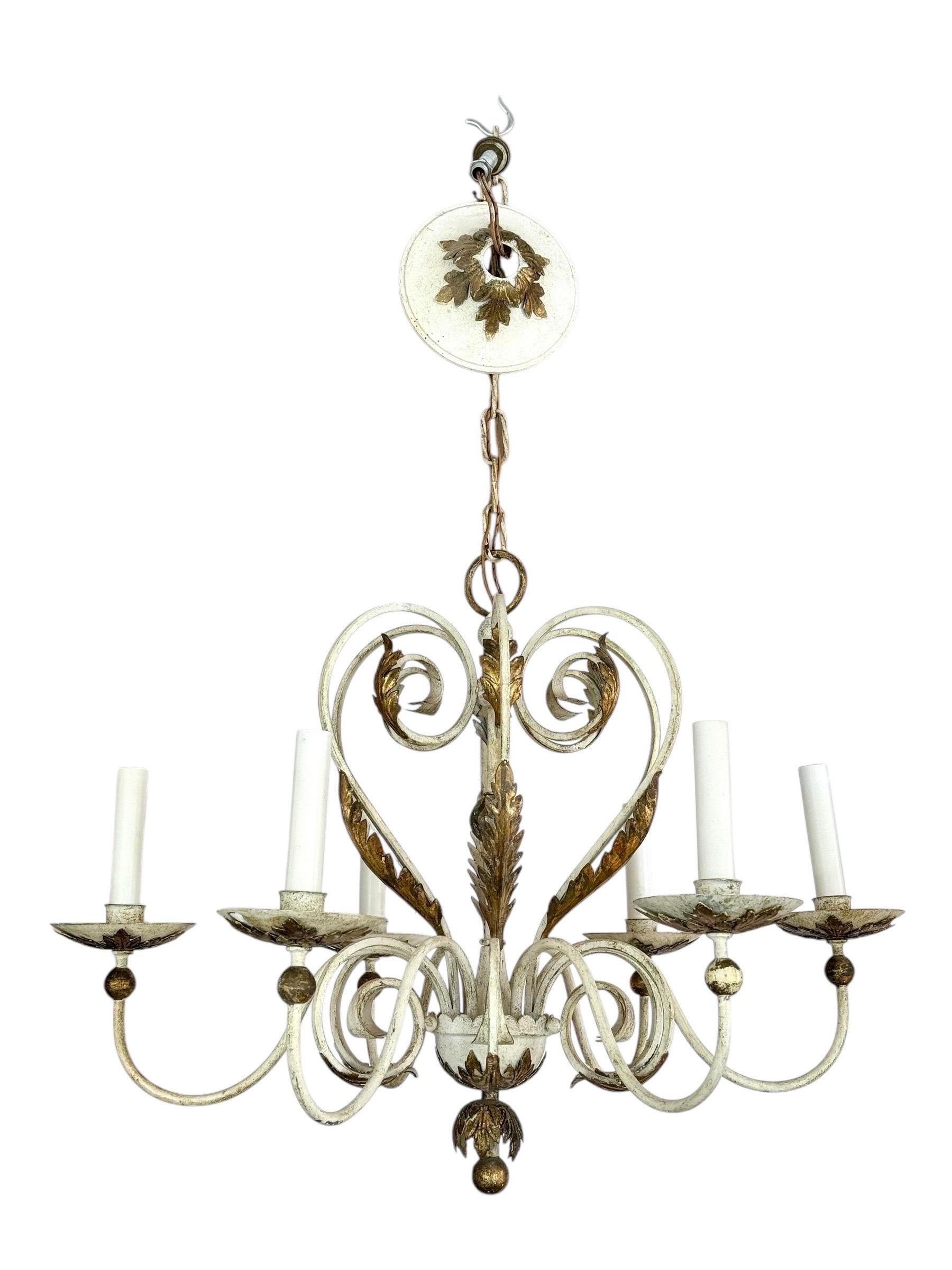 Lustre shabby chic blanc et doré. Magnifique lustre électrifié à six branches, rehaussé de feuilles de fougère dorées de style acanthe. 