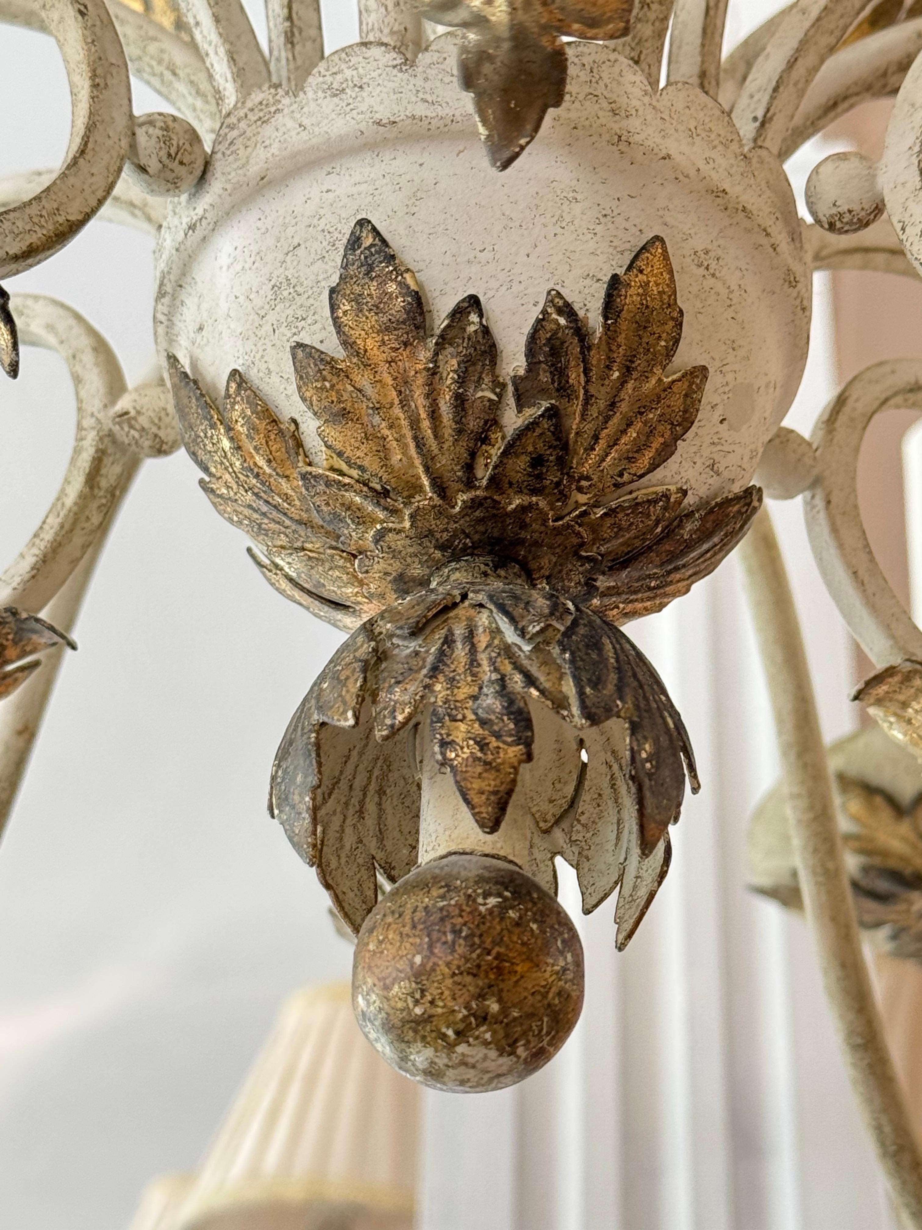 Lustre Shabby Chic blanc lavé à l'or en vente 5