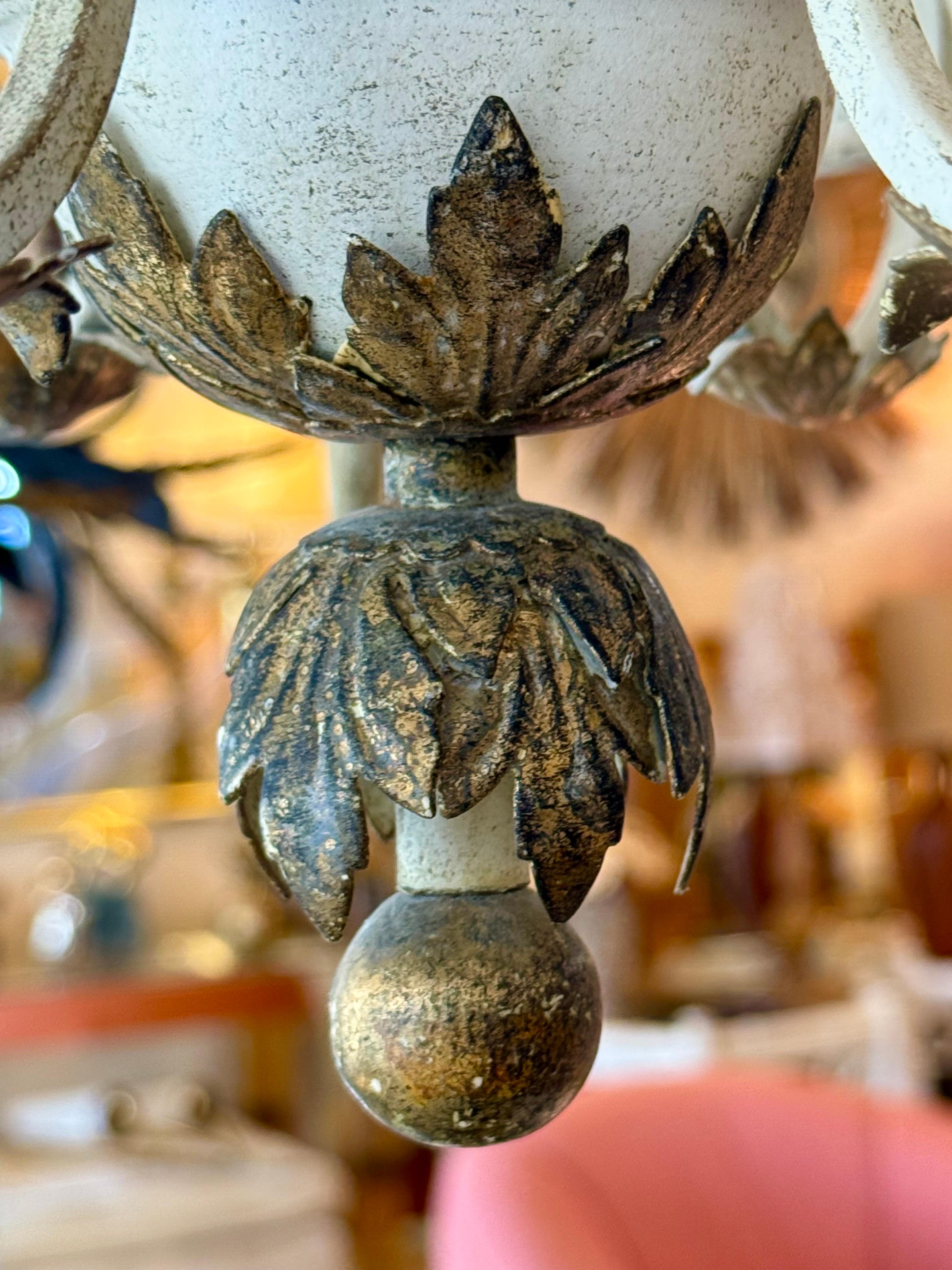 Lustre Shabby Chic blanc lavé à l'or en vente 7