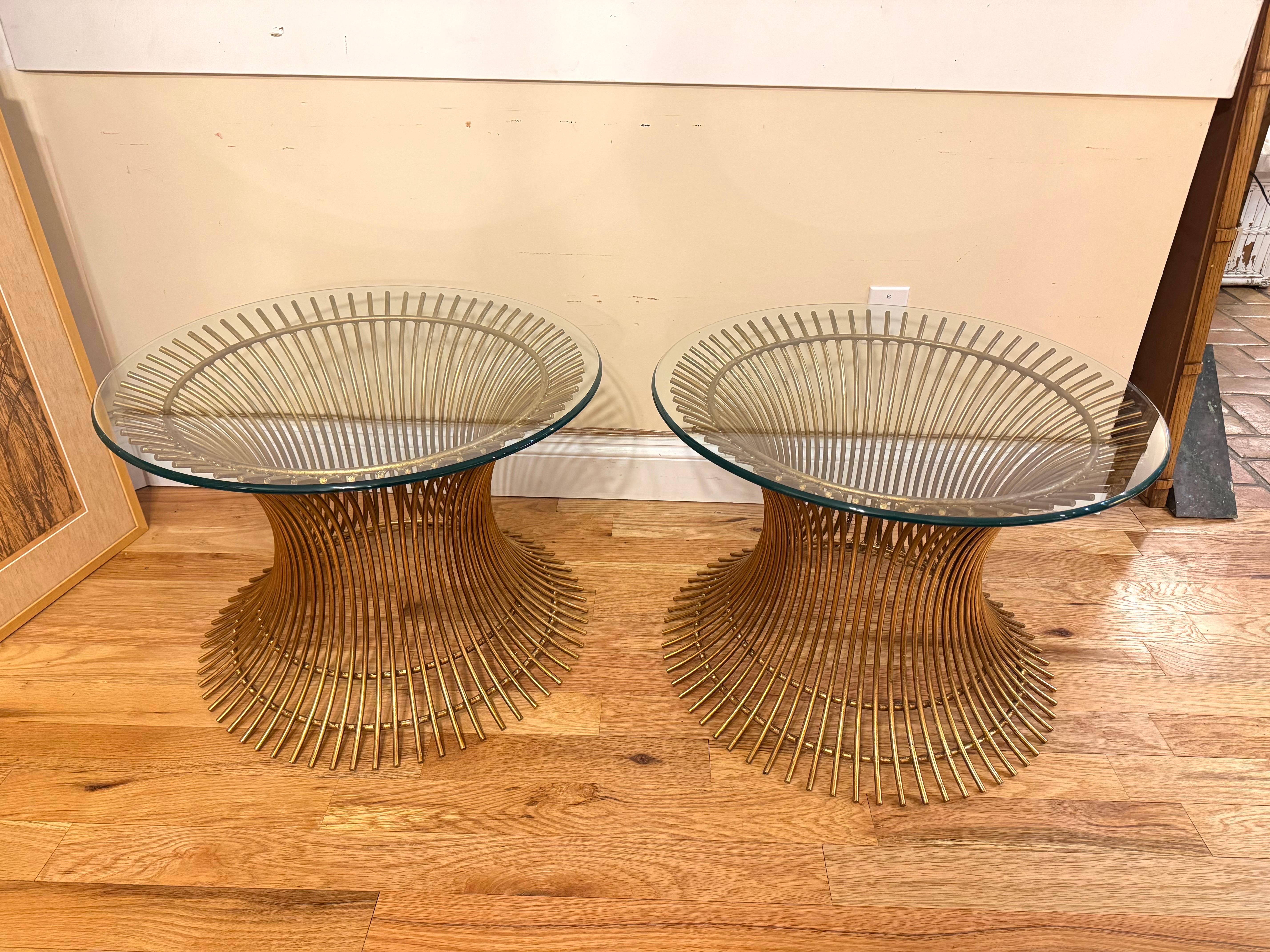 Zwei moderne Tische im Stil von Warren Platner aus der Jahrhundertmitte mit Glasplatten. Es handelt sich um ein seltenes Paar vergoldeter Beistelltische mit einem kunstvoll geformten Sockel aus zylindrischen Stahlstäben, die ein Moiré-Muster