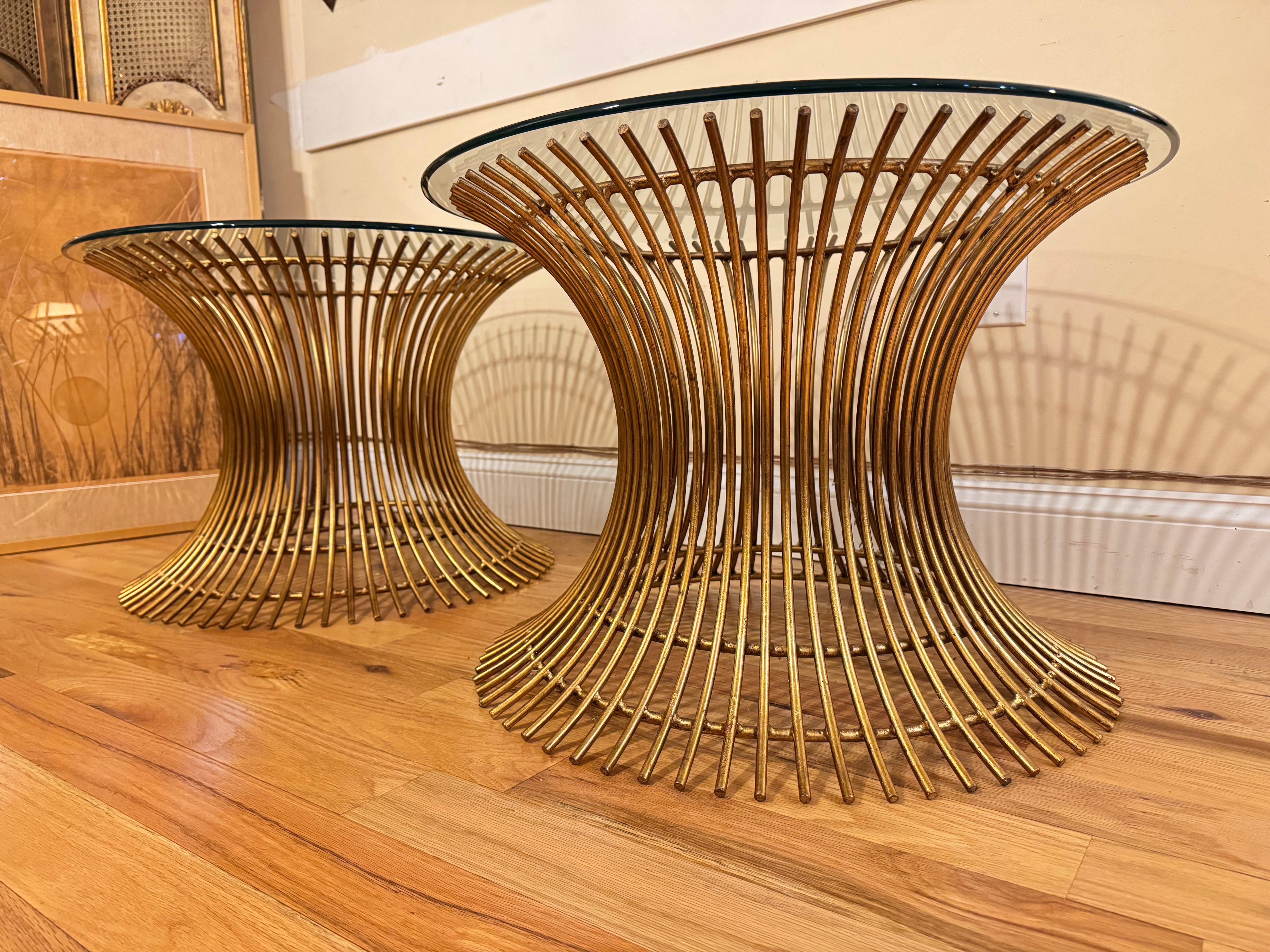 Ein Paar Beistelltische aus vergoldetem Stahl im Warren Platner-Stil (amerikanisch) im Angebot