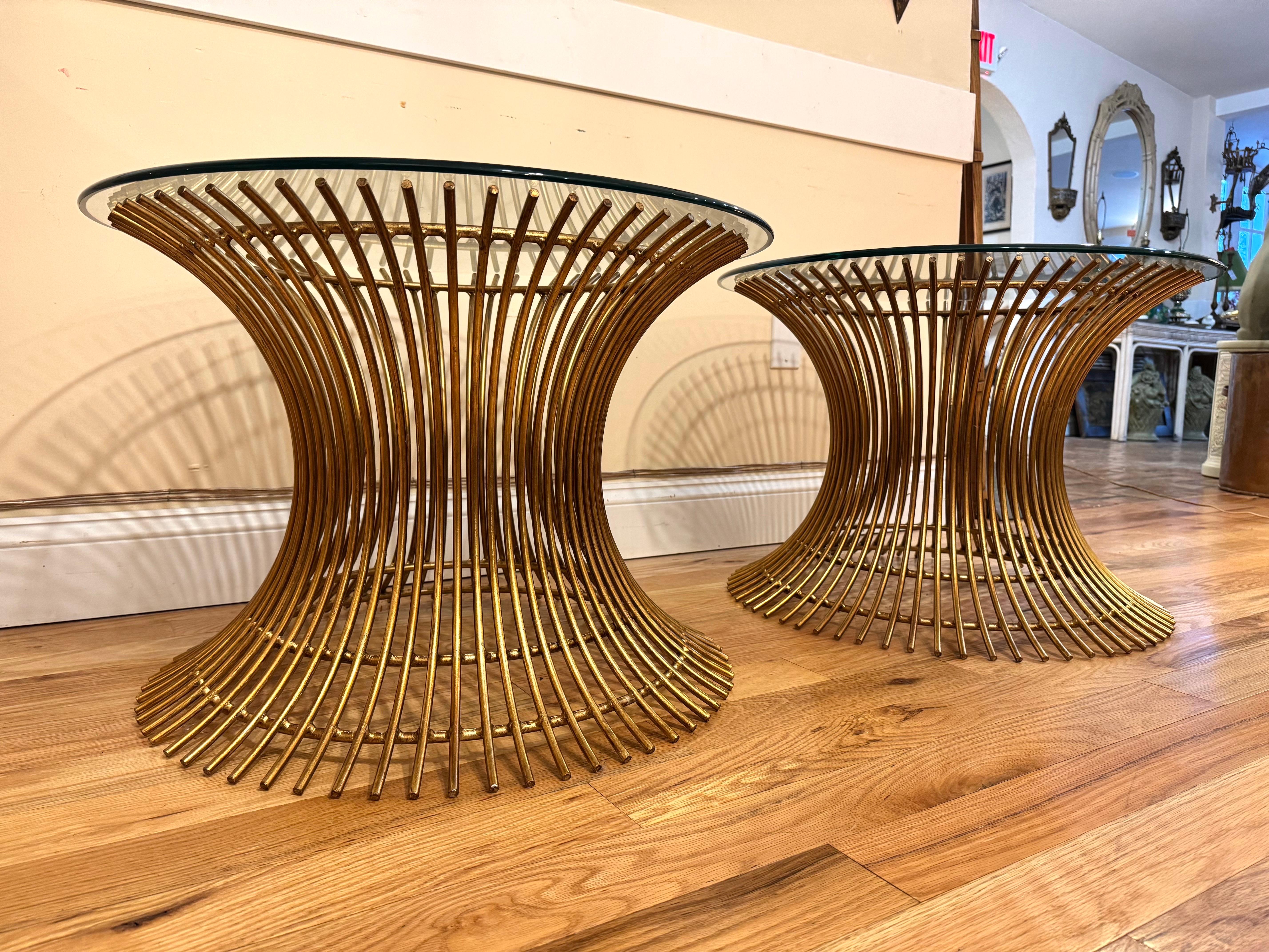 Ein Paar Beistelltische aus vergoldetem Stahl im Warren Platner-Stil (Vergoldet) im Angebot