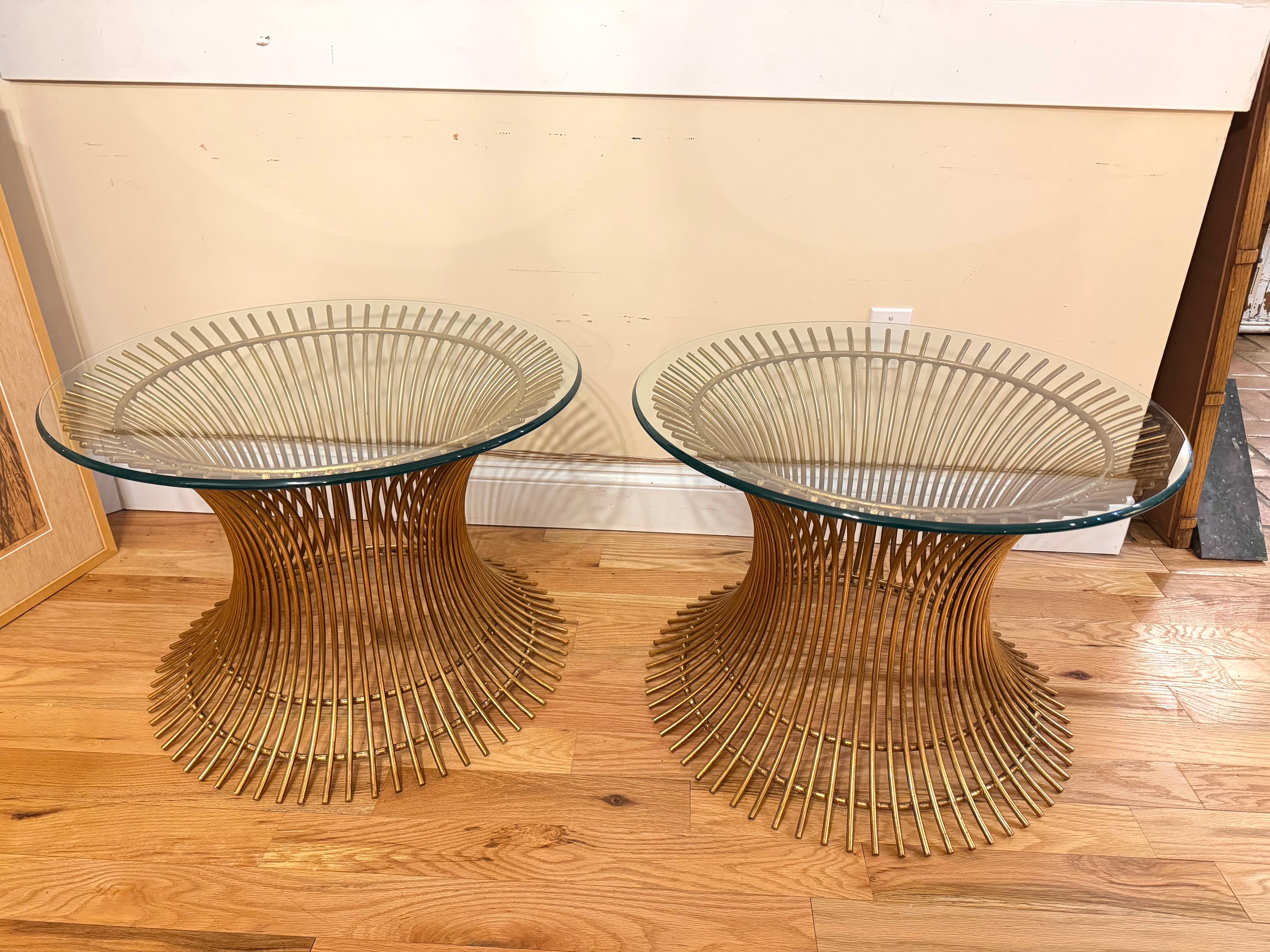 Ein Paar Beistelltische aus vergoldetem Stahl im Warren Platner-Stil (Moderne der Mitte des Jahrhunderts) im Angebot