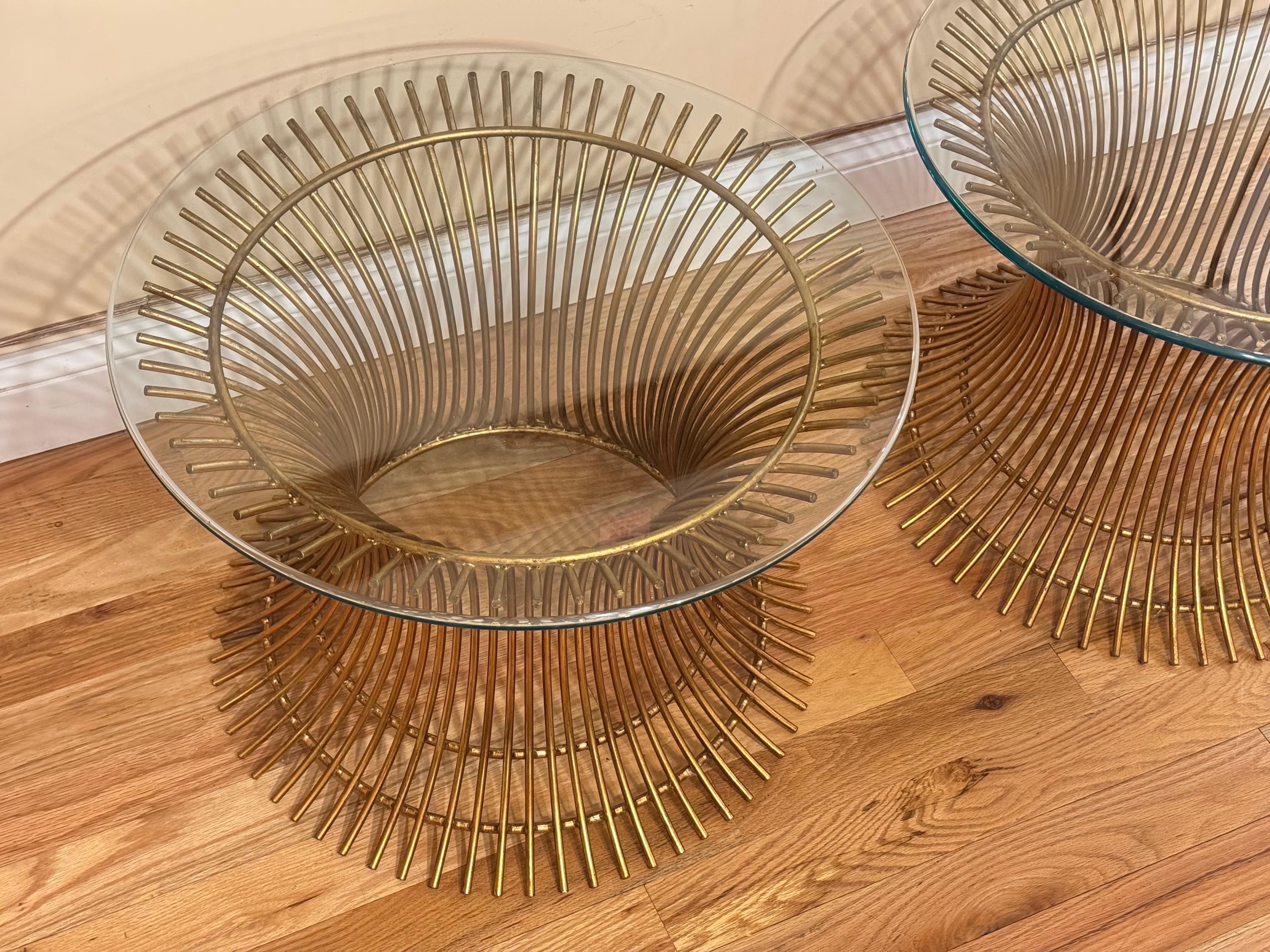 Ein Paar Beistelltische aus vergoldetem Stahl im Warren Platner-Stil (Eisen) im Angebot