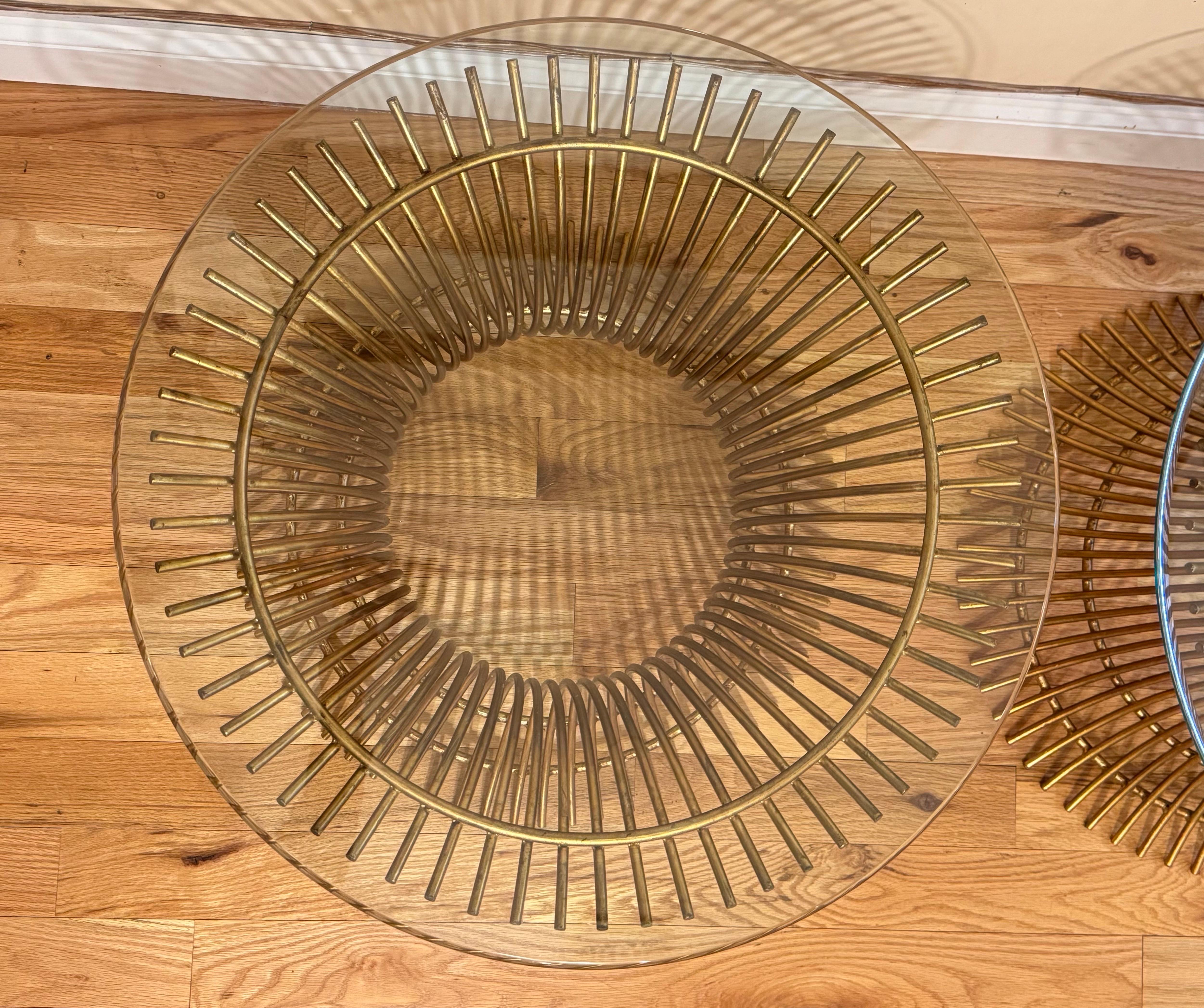 Ein Paar Beistelltische aus vergoldetem Stahl im Warren Platner-Stil im Angebot 1