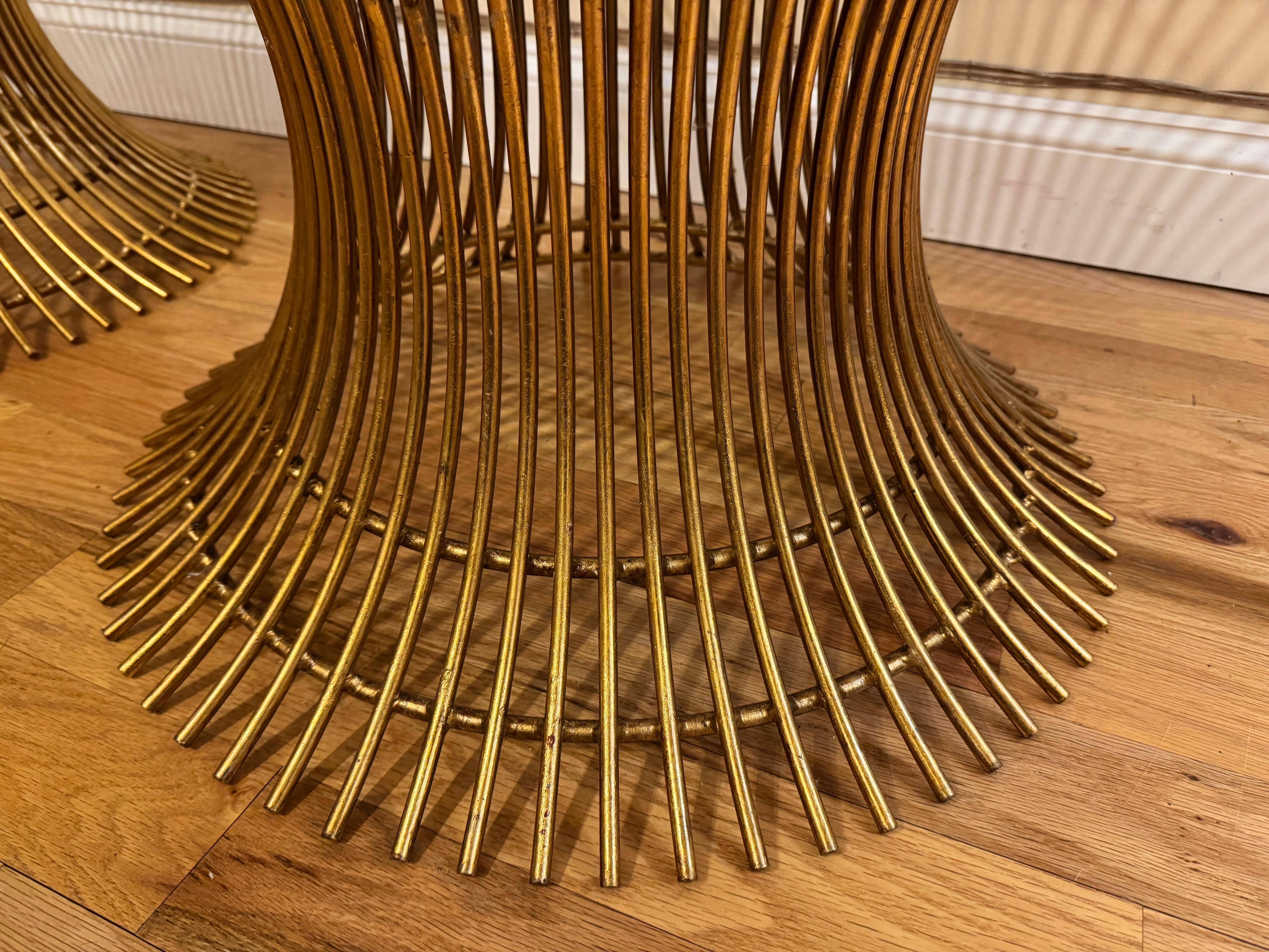 Ein Paar Beistelltische aus vergoldetem Stahl im Warren Platner-Stil im Angebot 2