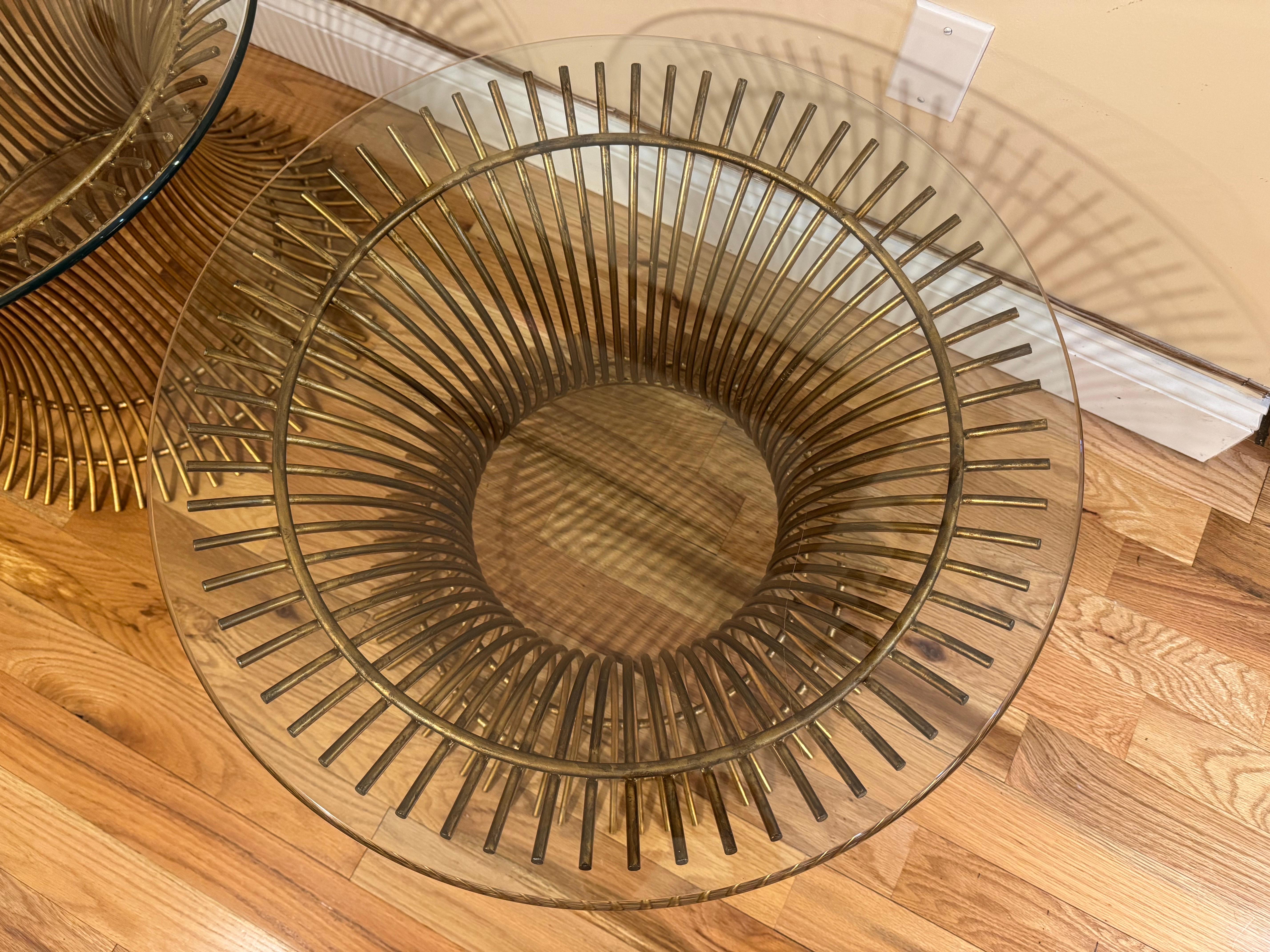 Ein Paar Beistelltische aus vergoldetem Stahl im Warren Platner-Stil im Angebot 3