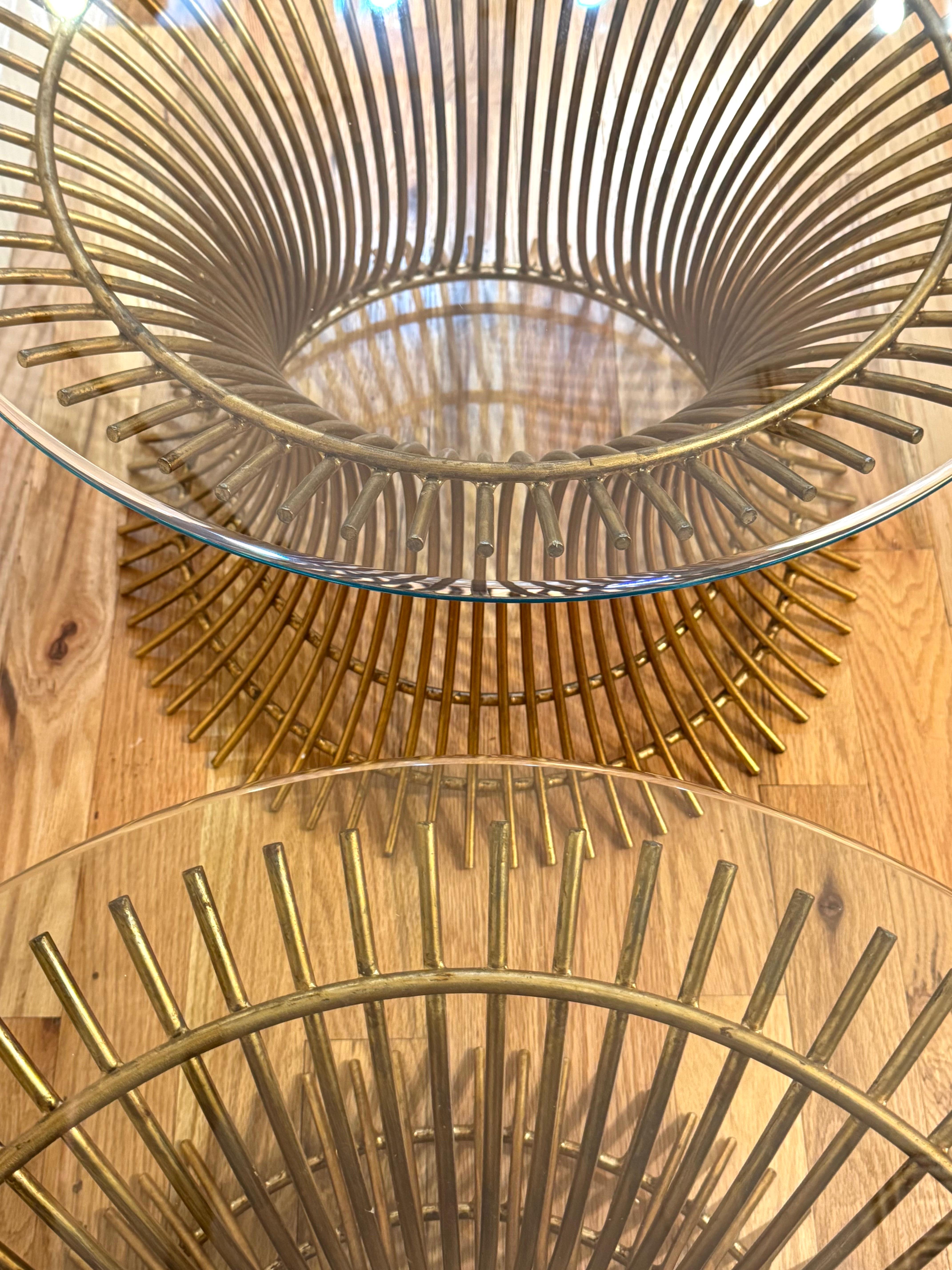 Ein Paar Beistelltische aus vergoldetem Stahl im Warren Platner-Stil im Angebot 4