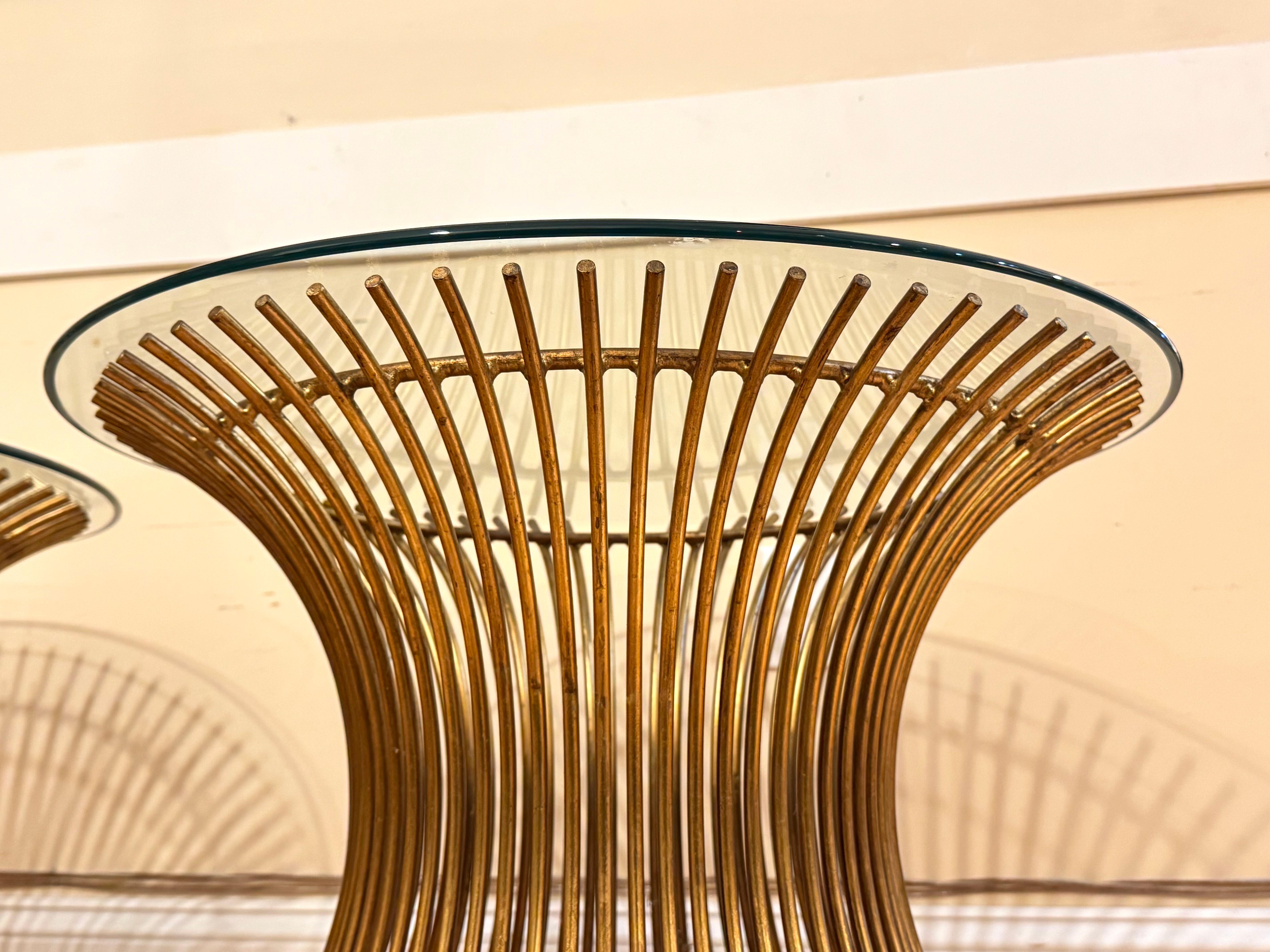 Ein Paar Beistelltische aus vergoldetem Stahl im Warren Platner-Stil im Angebot 7