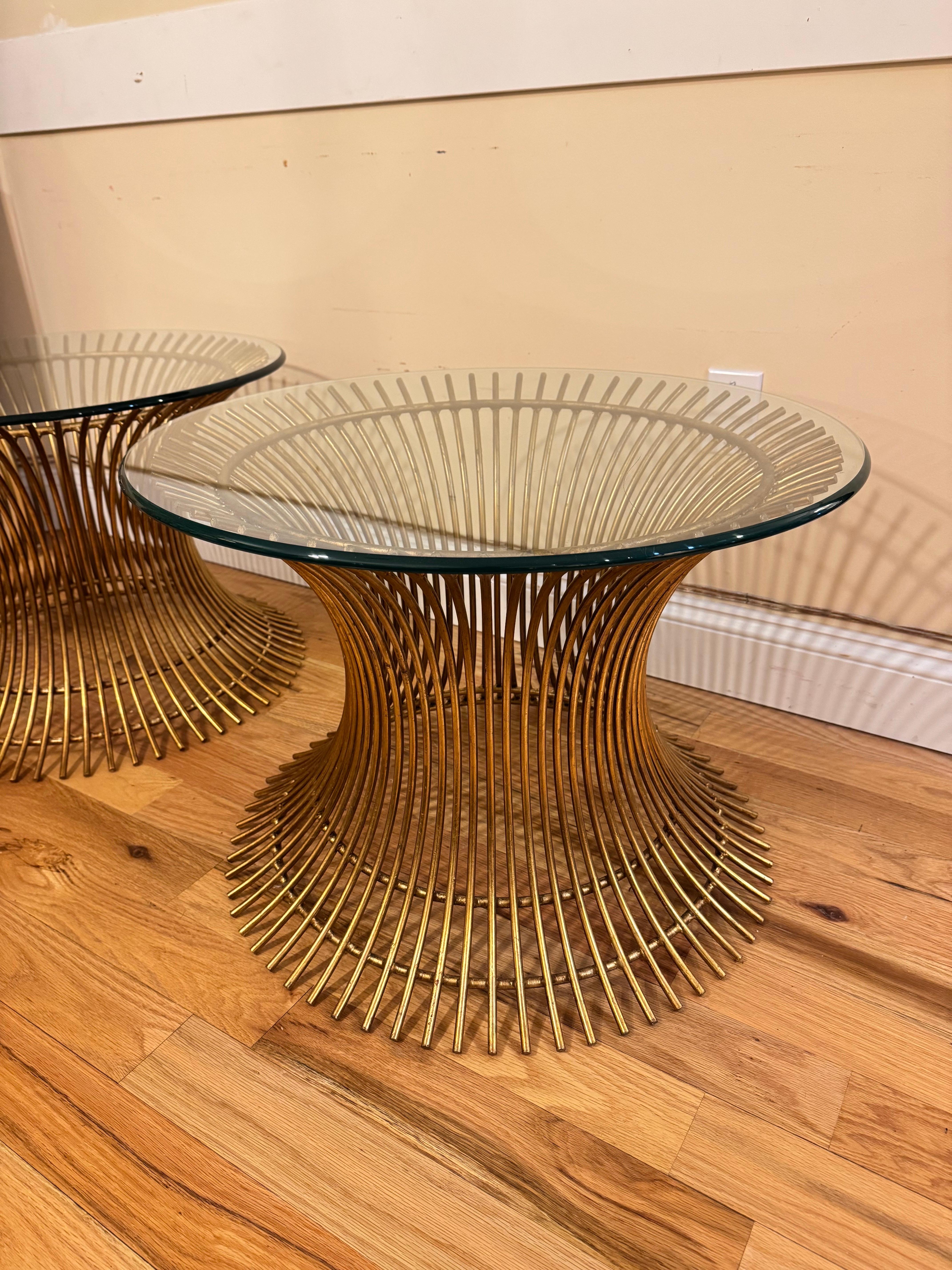 Ein Paar Beistelltische aus vergoldetem Stahl im Warren Platner-Stil im Angebot 12