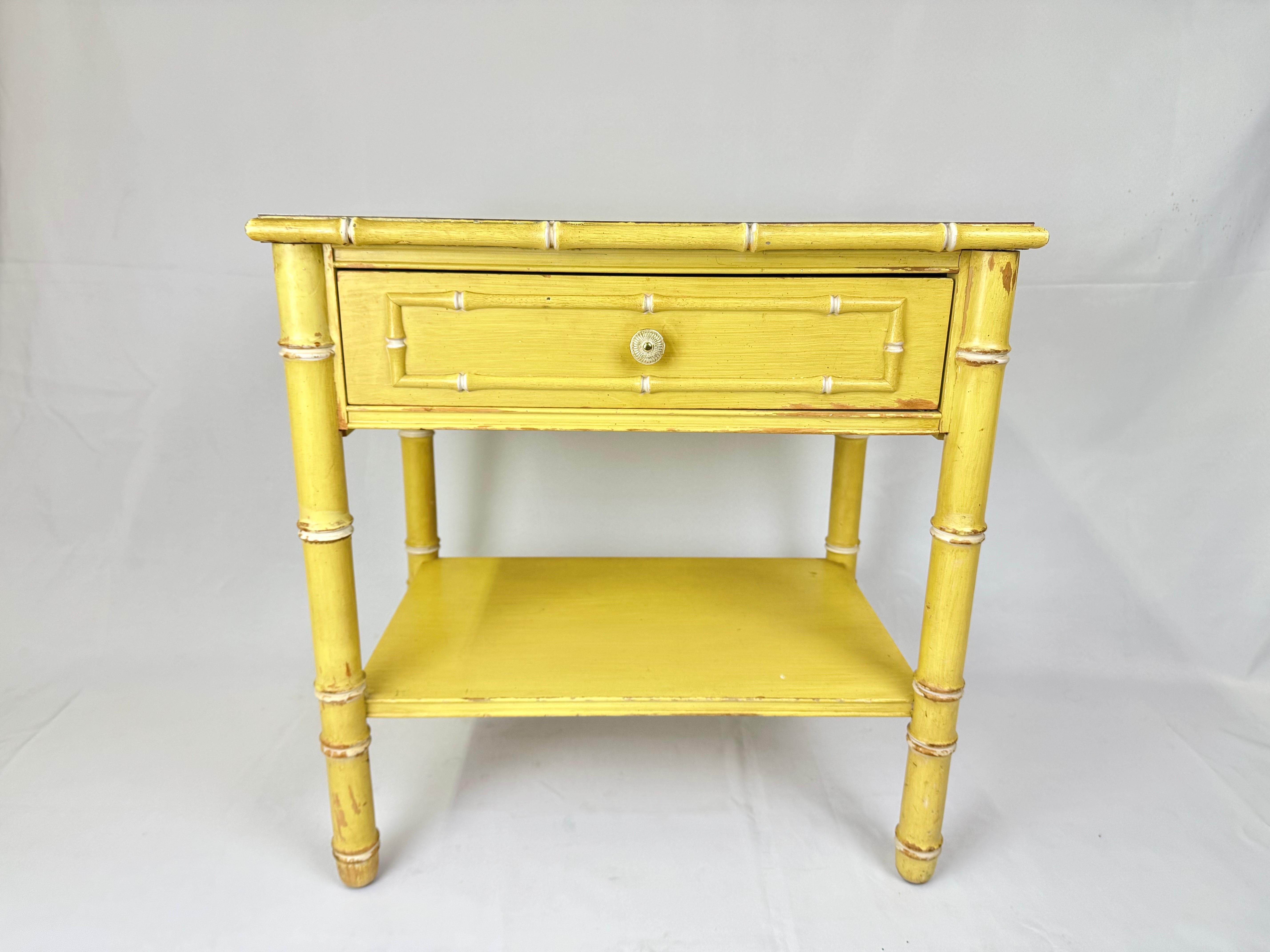Table ou table de nuit Allegro en faux bambou. Table classique jaune avec plateau en stratifié blanc. Un seul tiroir en haut et une étagère en bas. Signature apposée sur la base.