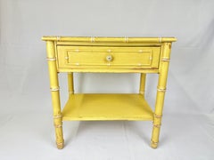 Thomasville Allegro  Mesa o mesilla de noche de bambú sintético