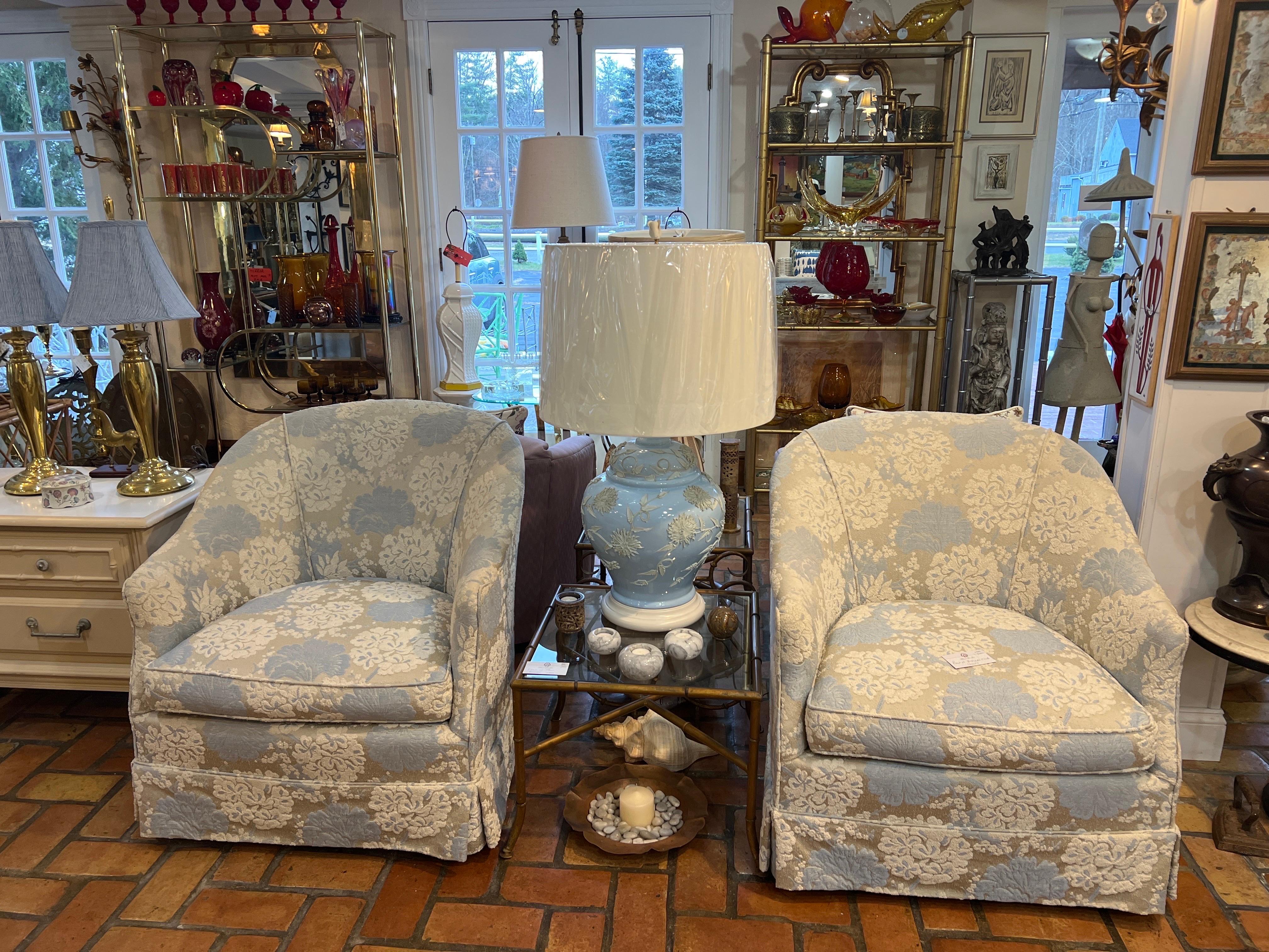 Paire de fauteuils club en brocart des années 1970 en vente 13