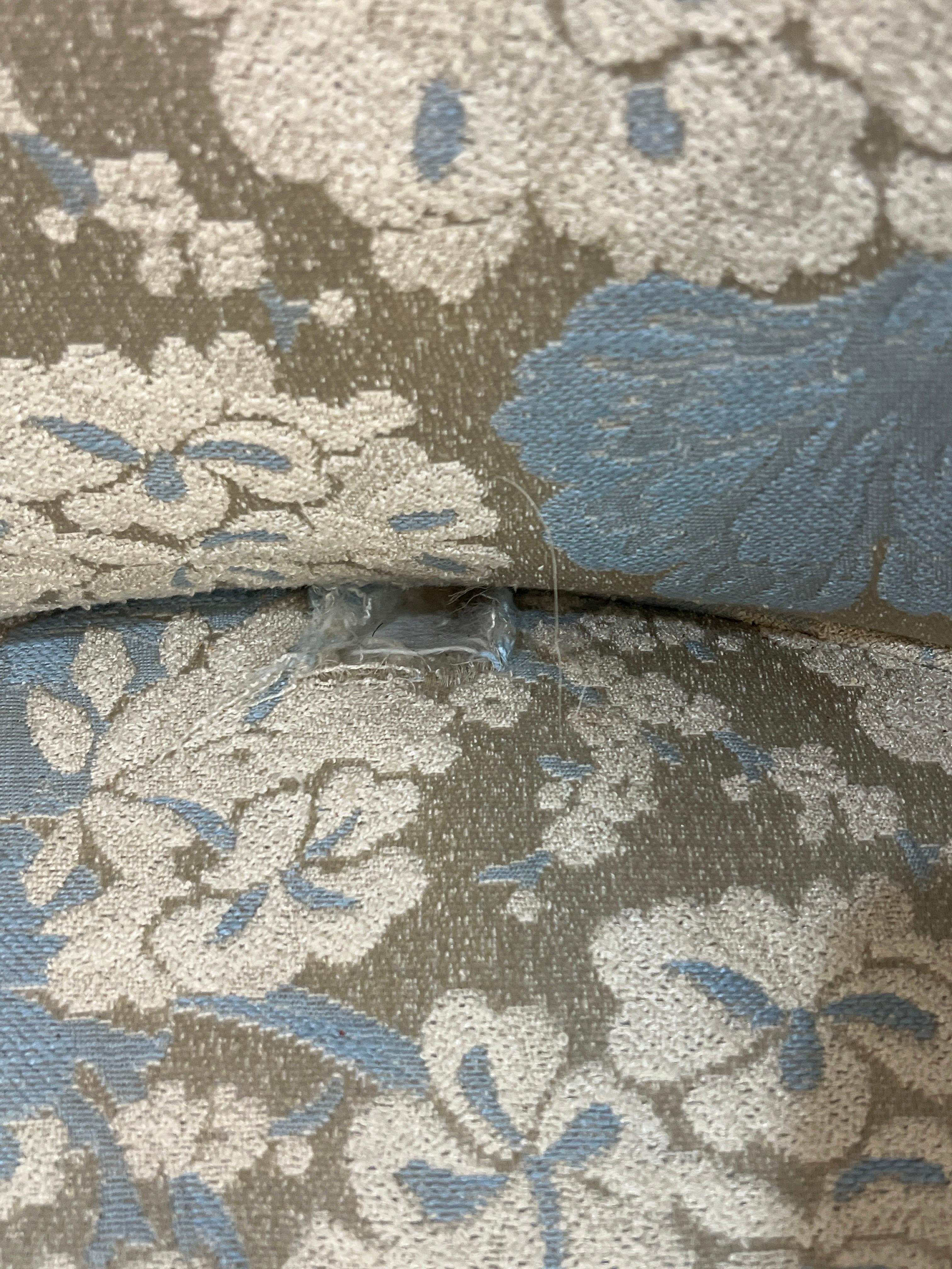 Paire de fauteuils club en brocart des années 1970 en vente 14