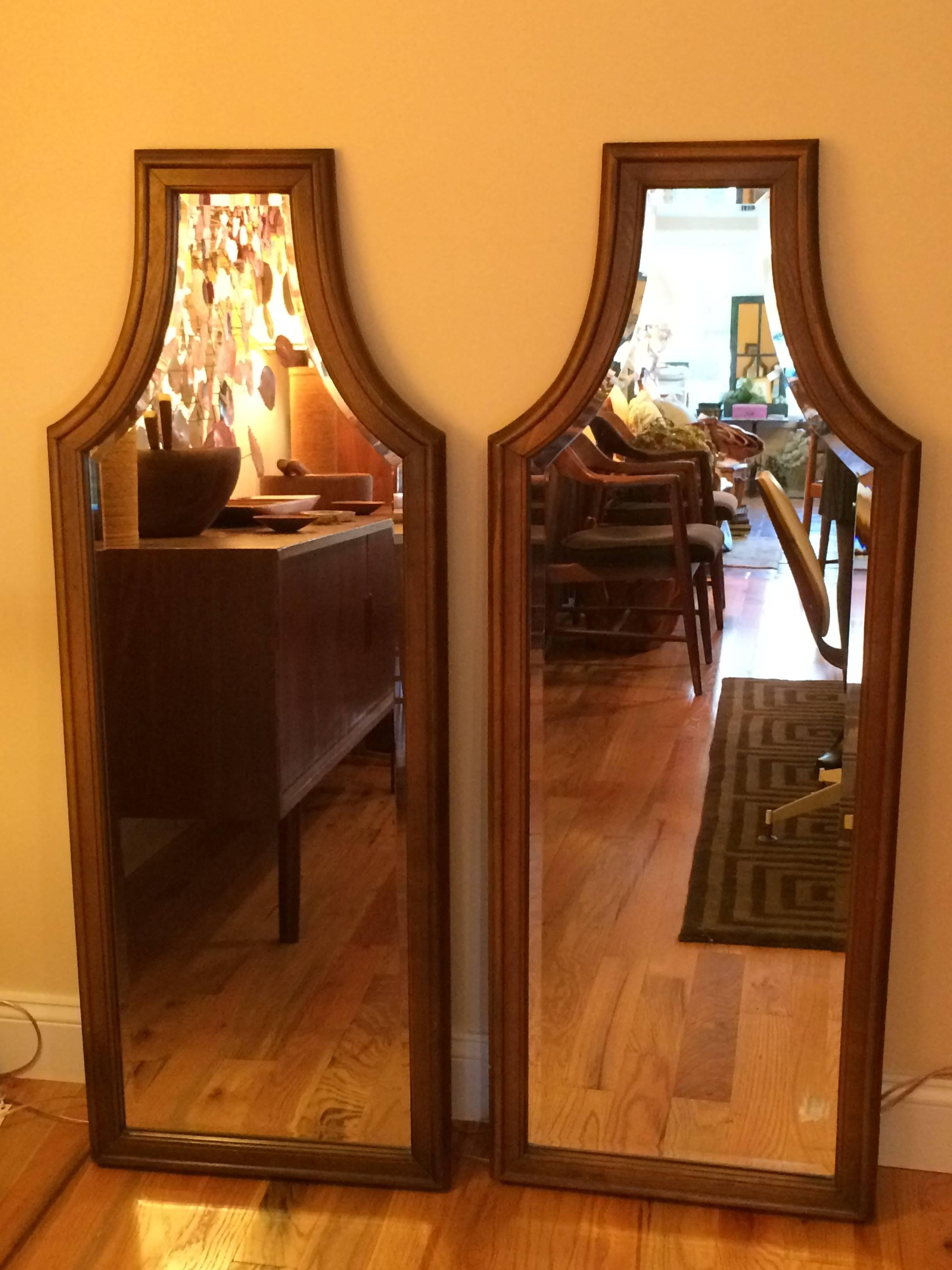 Pair of Hollywood Regency mirrors. This gorgeous pair with one inch bevel will magnificently glamorize any room!
Parcel shipping rates may be cheaper . Please ask for more details.