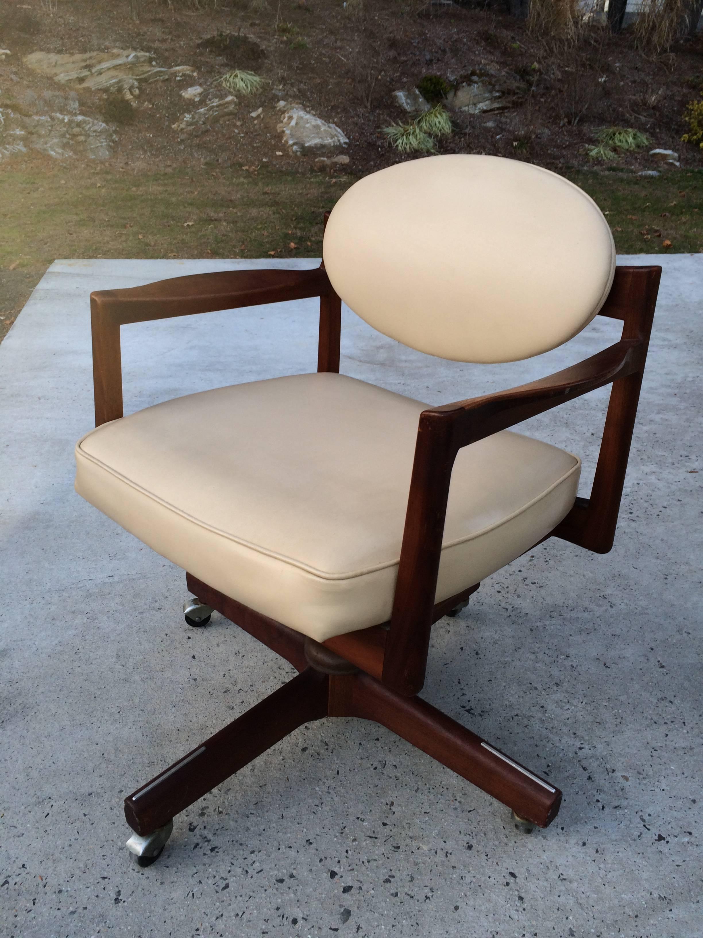 Sculptural Danish Modern Walnut Chair by Jens Risom In Excellent Condition In Redding, CT