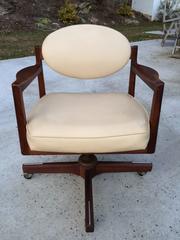 Sedia scultorea moderna danese in noce di Jens Risom