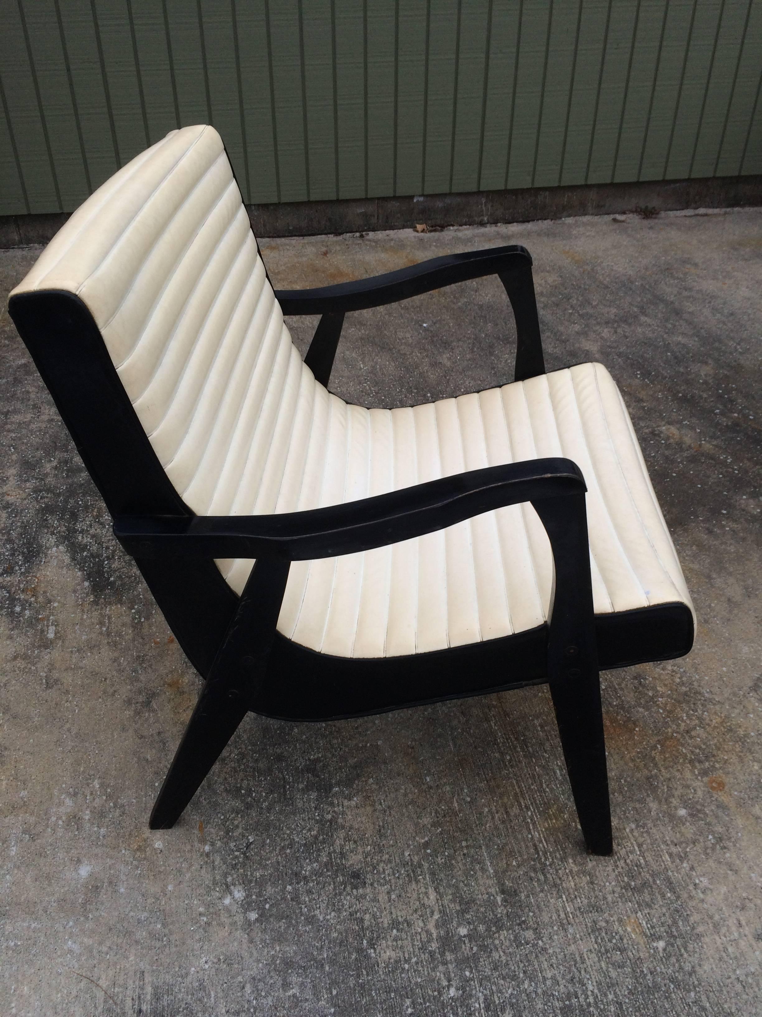 Mid-Century Black and Ivory Vinyl Lounge Chair In Good Condition In Redding, CT