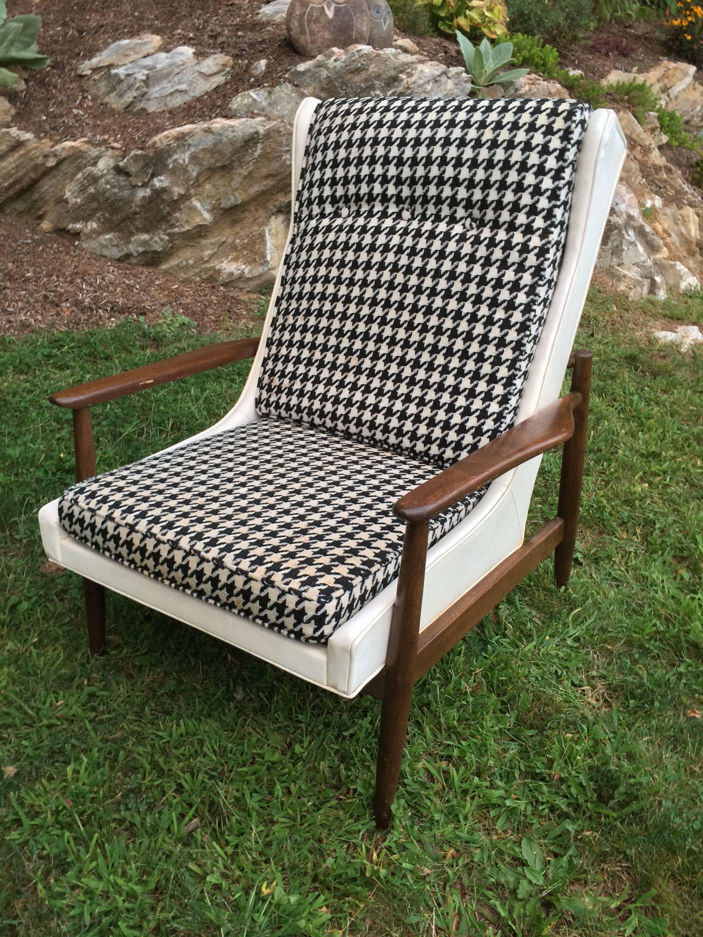 Mid Century Modern Walnut Lounge Chair. Crazy black and white plaid removable cushions in need of re-covering. Nice white vinyl back in great condition and not in need of re- upholstery, Perfect for office or home.