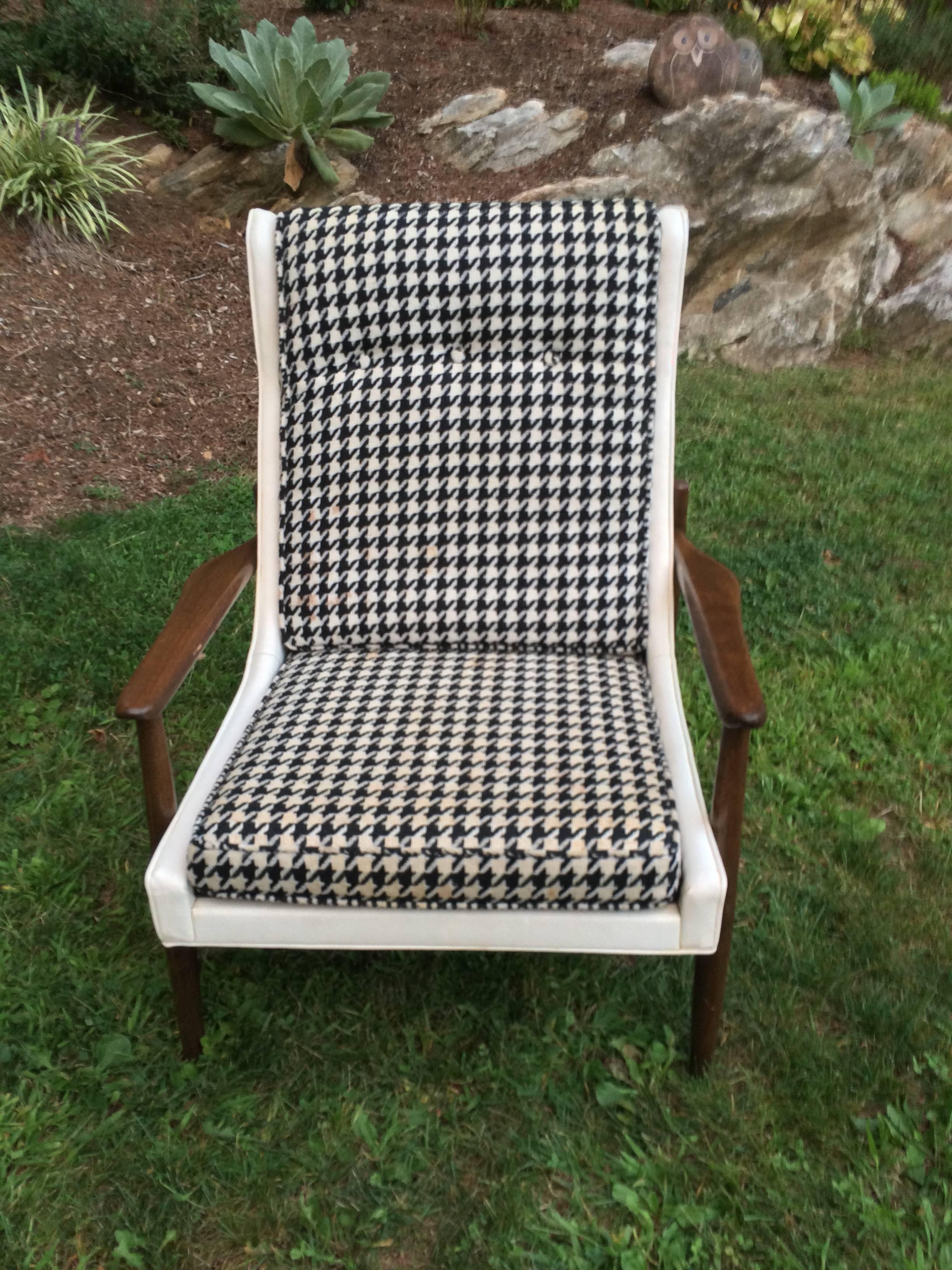 Unknown Mid-Century Modern Walnut Lounge Chair