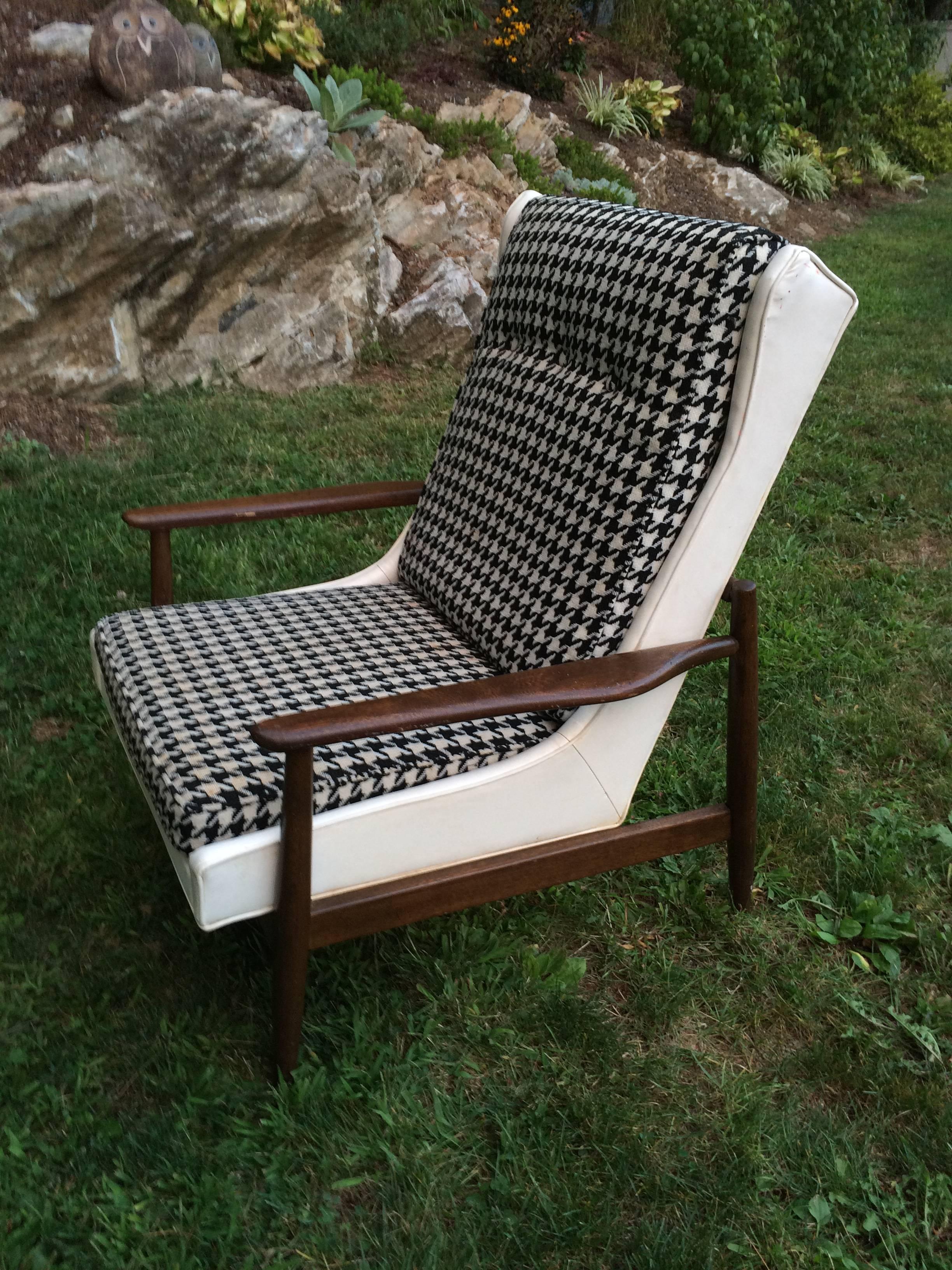 Mid-Century Modern Walnut Lounge Chair In Good Condition In Redding, CT