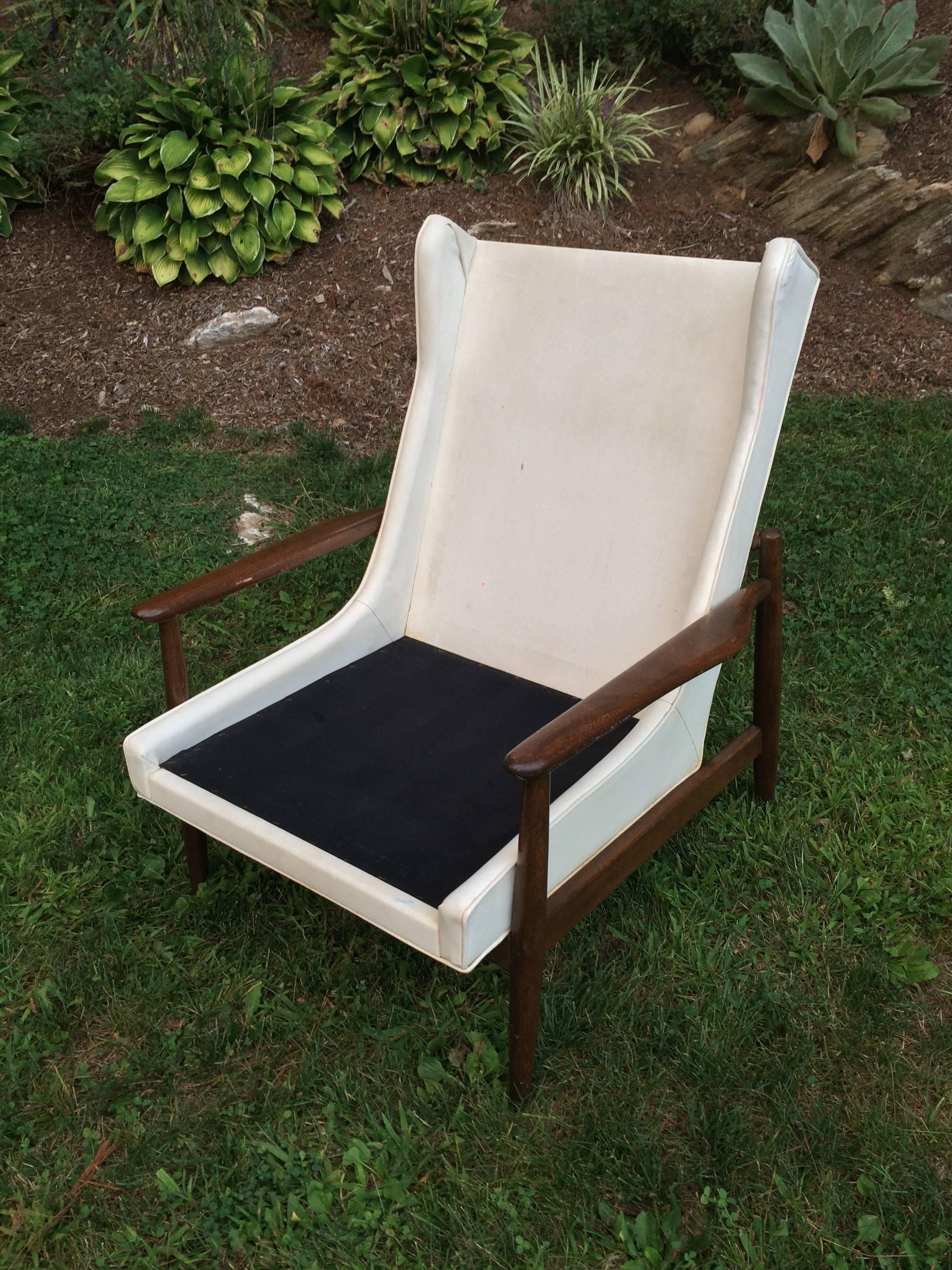 Mid-Century Modern Walnut Lounge Chair 3