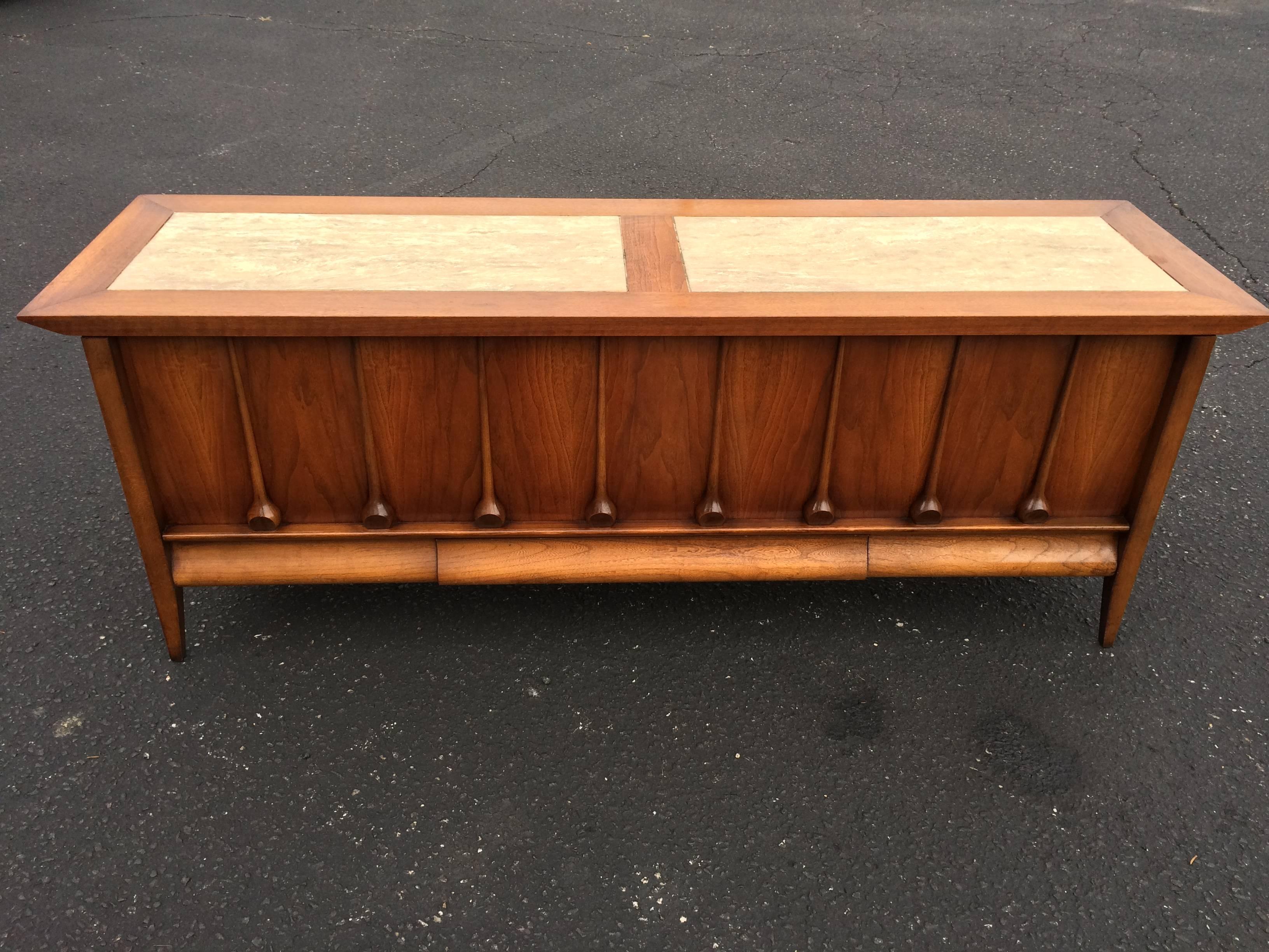 Mid-Century cedar chest by Lane. Fantastic storage to this groovy piece. With an immaculate cedar lined interior and lower drawer for more storage this would fit great at the foot of a bed or in an entryway. Rear side is unfinished.
The top is a