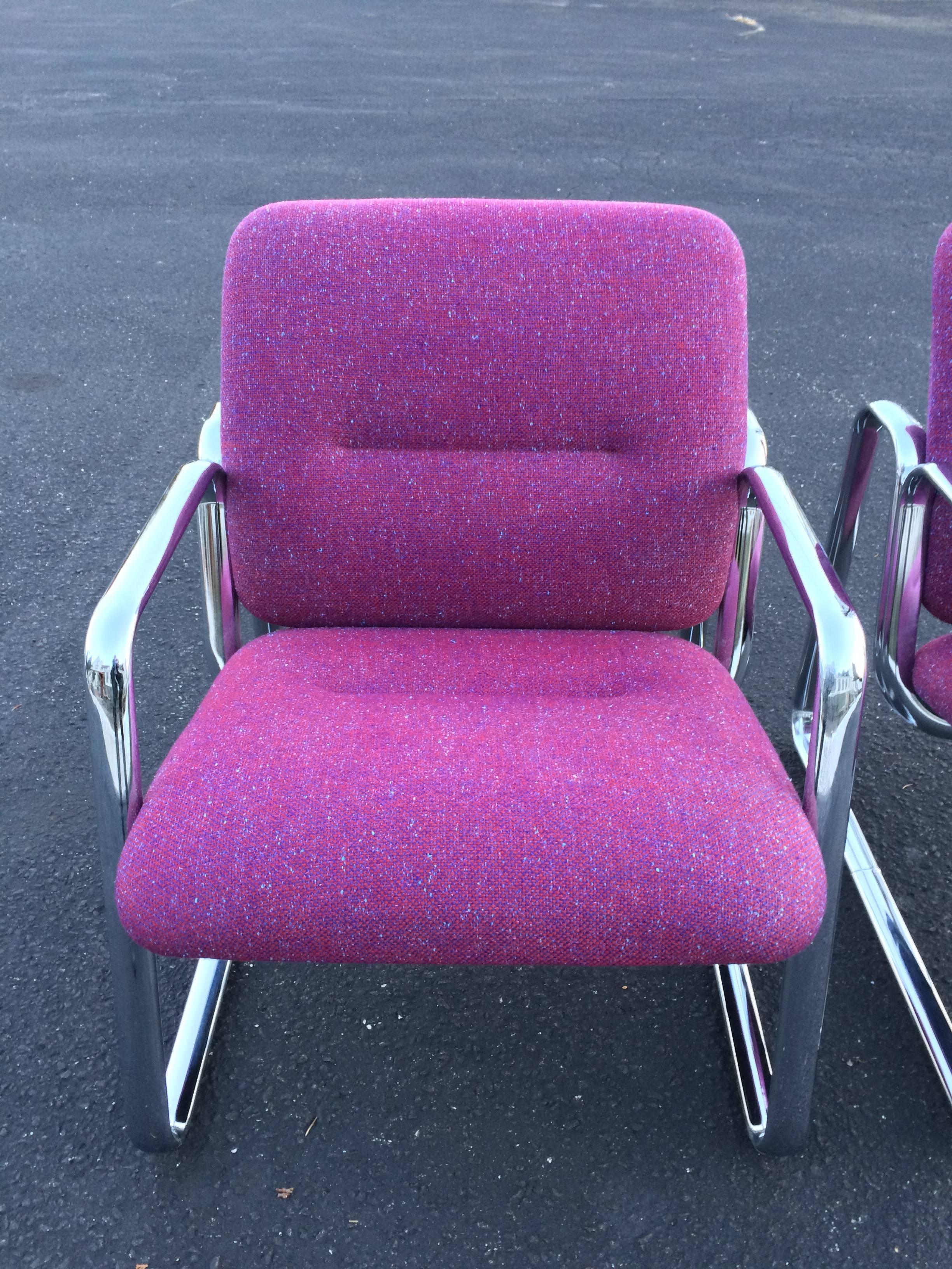 Mid-Century Modern Pair of Chrome Steelcase Chairs in Violet For Sale